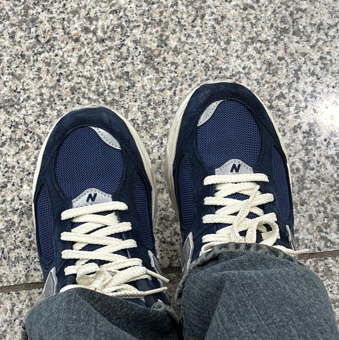 New Balance 2002R Special Vintage Navy 착용 스타일