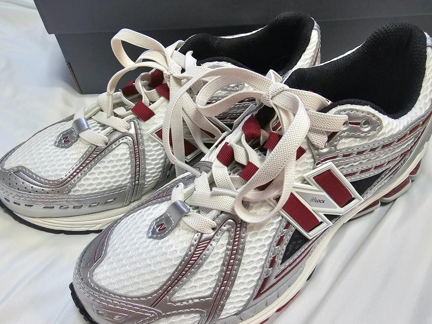 New Balance 1906R Silver Metallic Classic Crimson 착용 스타일 - 3
