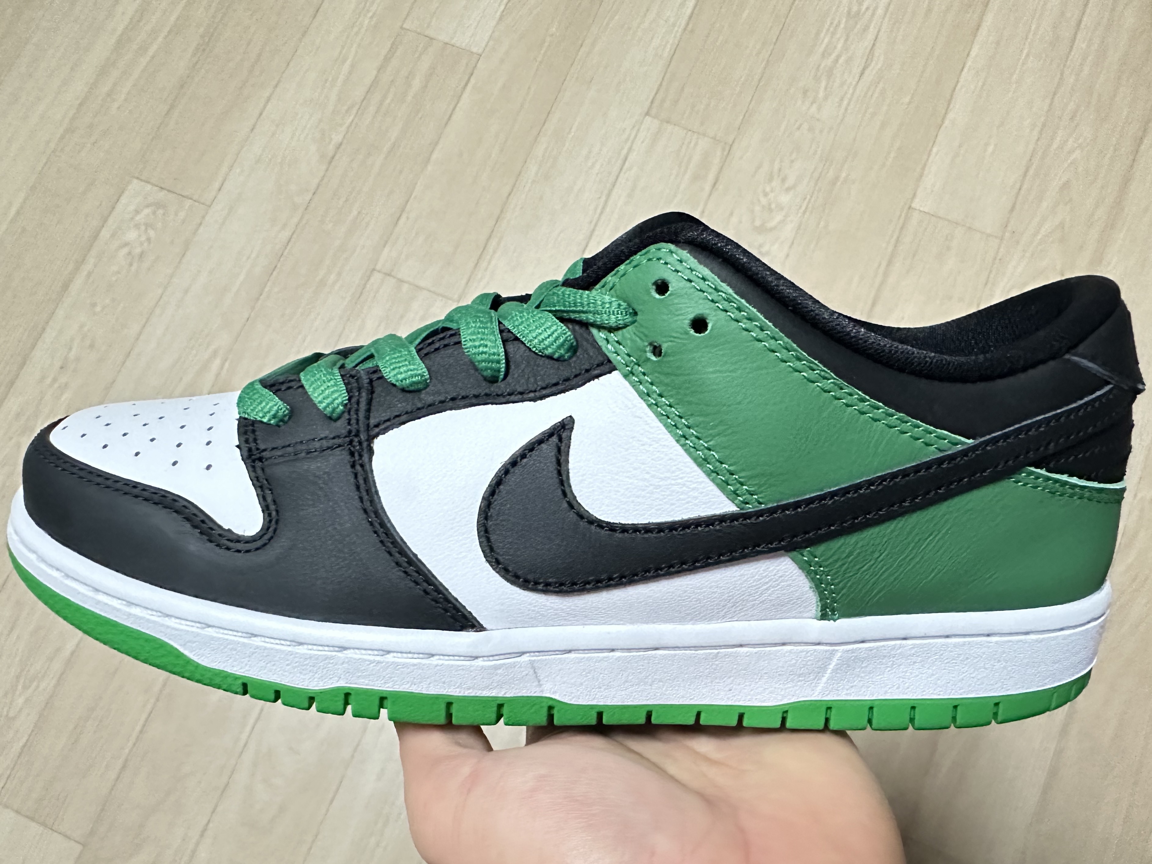 Nike SB Dunk Low Pro Black and Classic Green 착용 스타일