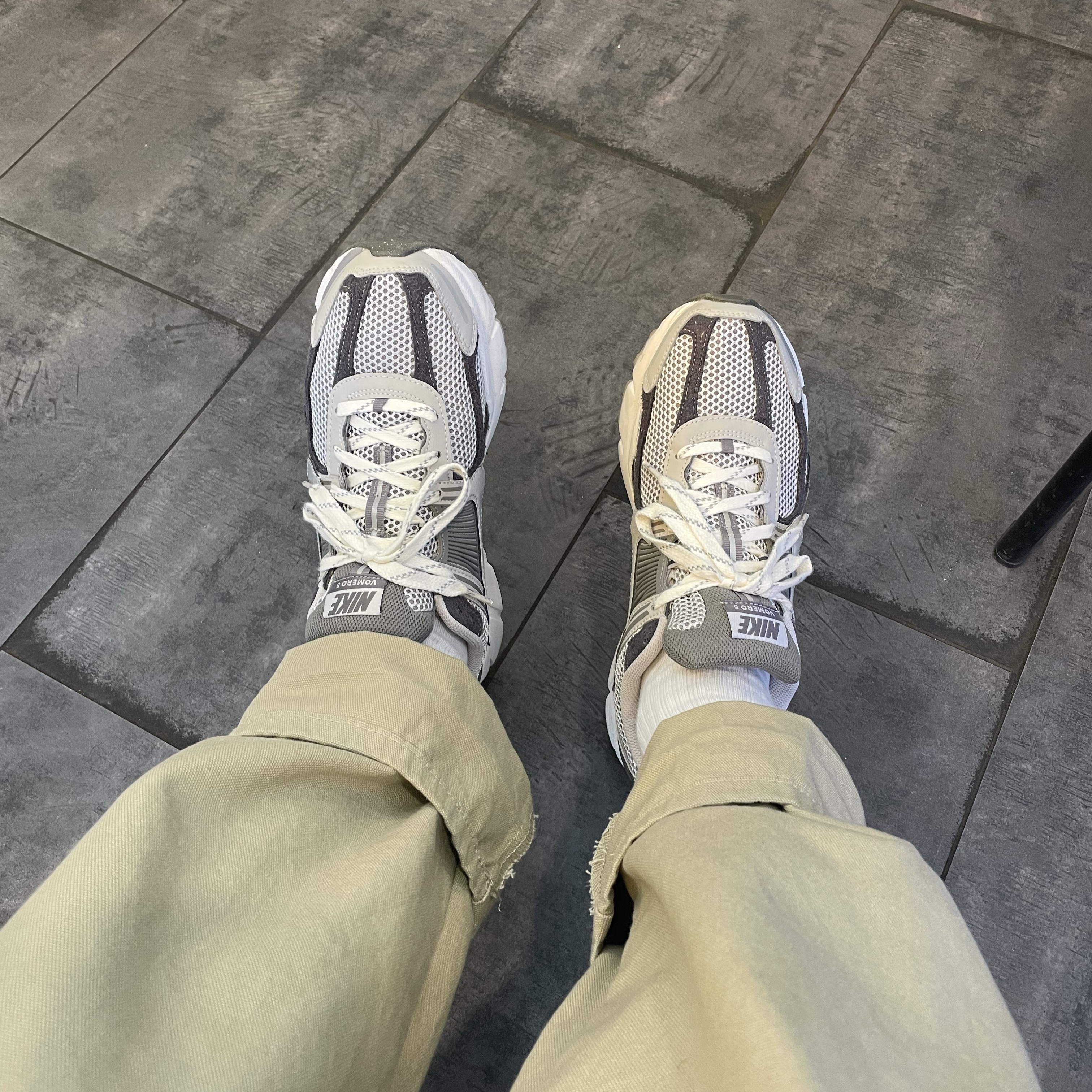 Nike Zoom Vomero 5 PRM Light Iron Ore and Flat Fewter 착용 스타일