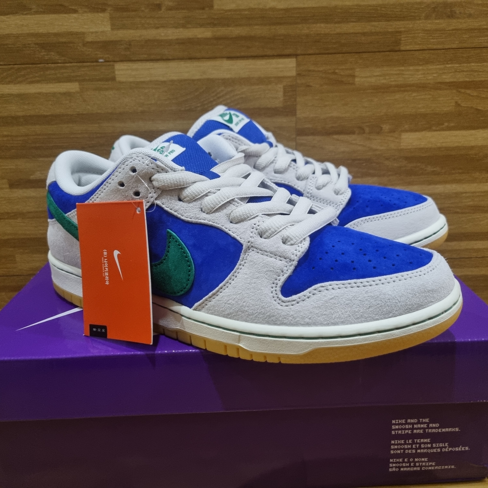 Nike SB Dunk Low Pro Phantom and Hyper Royal 착용 스타일