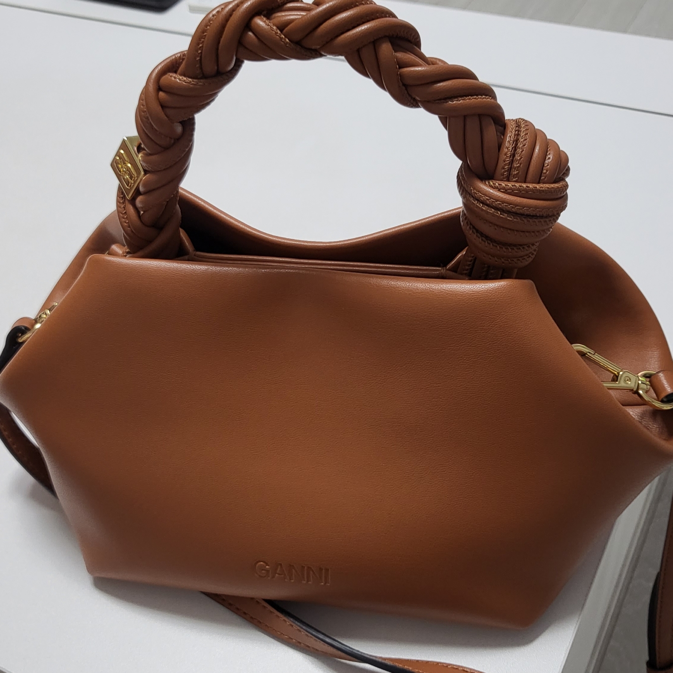 Ganni Small Bou Bag Caramel Cafe 착용 스타일