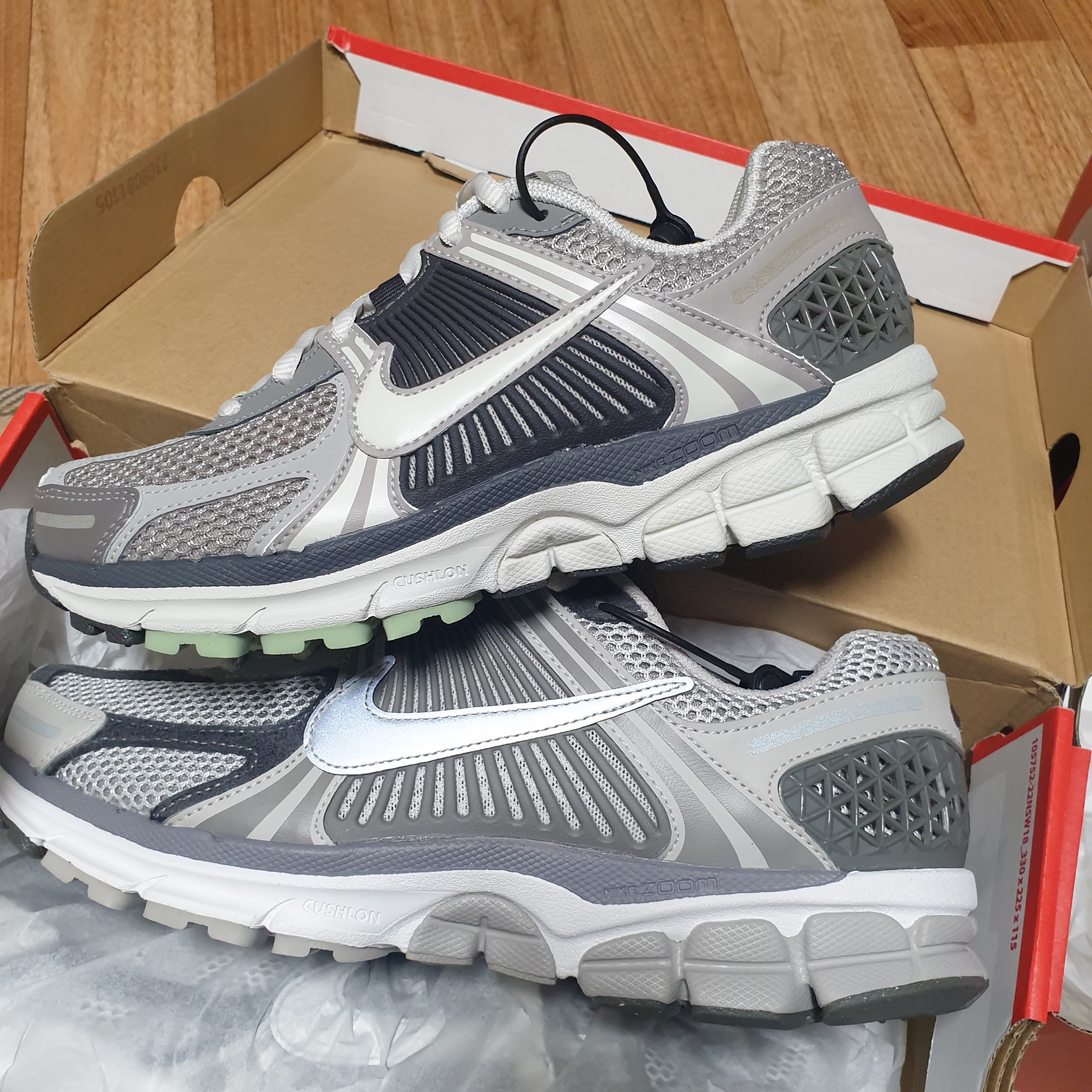 (W) Nike Zoom Vomero 5 Cobblestone and Flat Pewter 착용 스타일 - 2