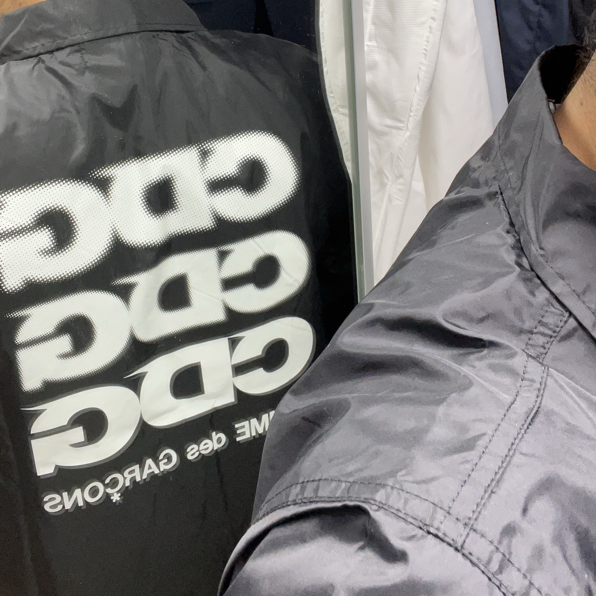 CDG Logo Coach Jacket Black 착용 스타일