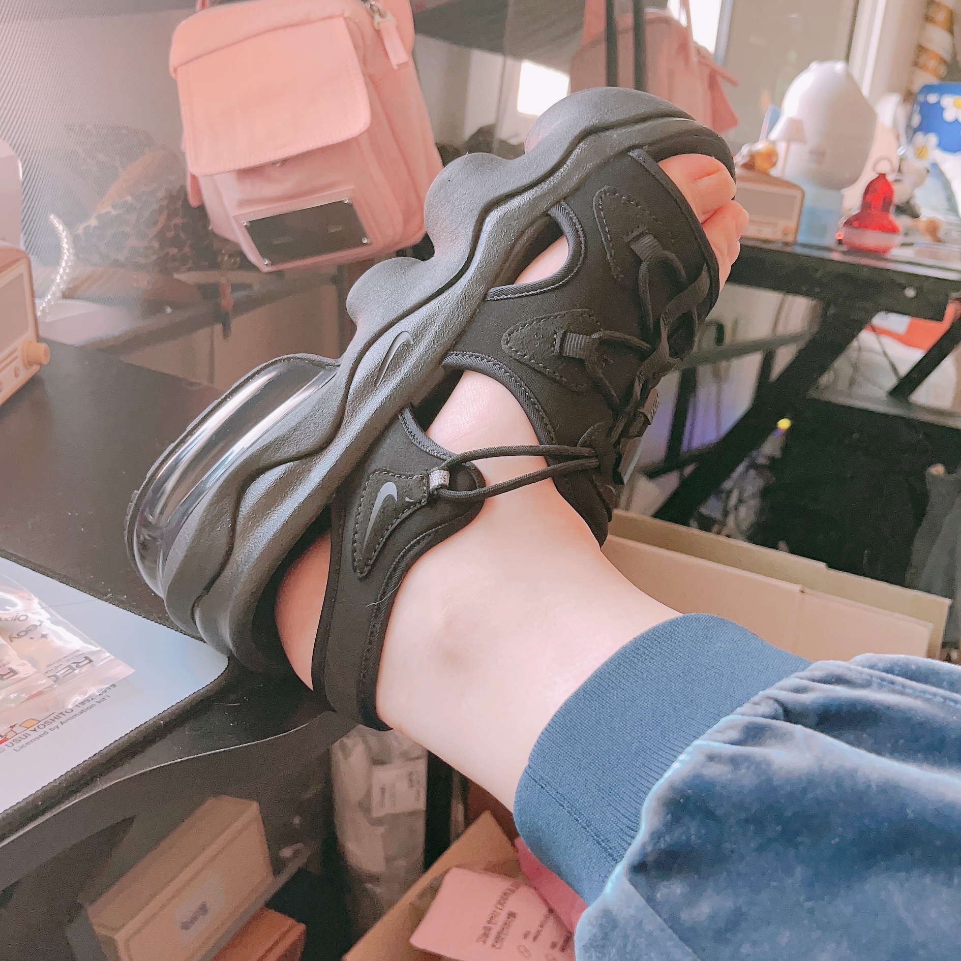 (W) Nike Air Max Koko Sandal Black, Matin Kim Cargo Cross Mini Bag Peach 착용 스타일