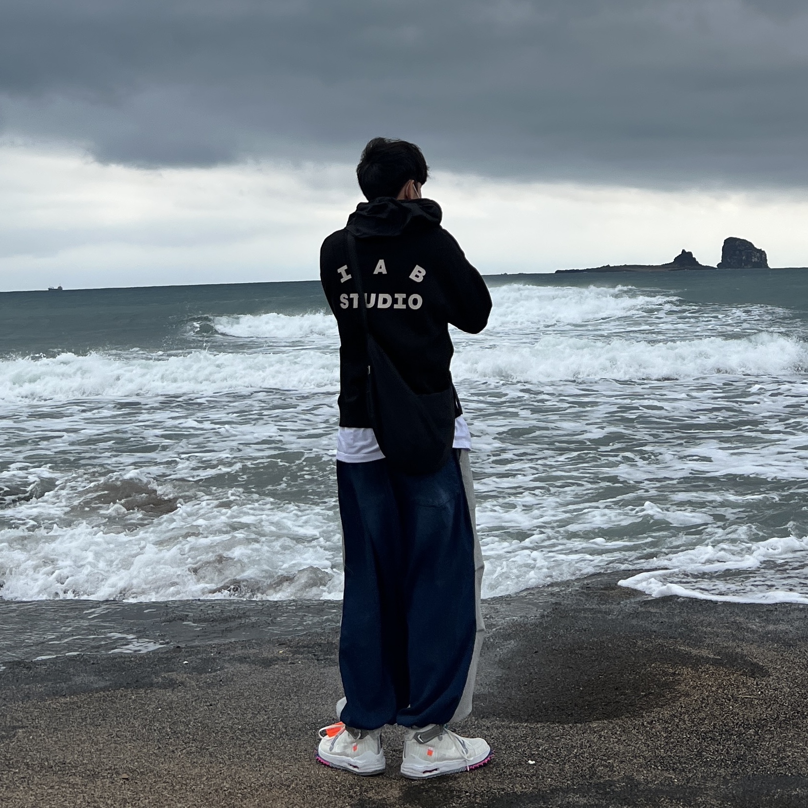 IAB Studio Woven Hoodie Black, Nike x Off-White Air Force 1 Mid SP White 착용 스타일 - 1