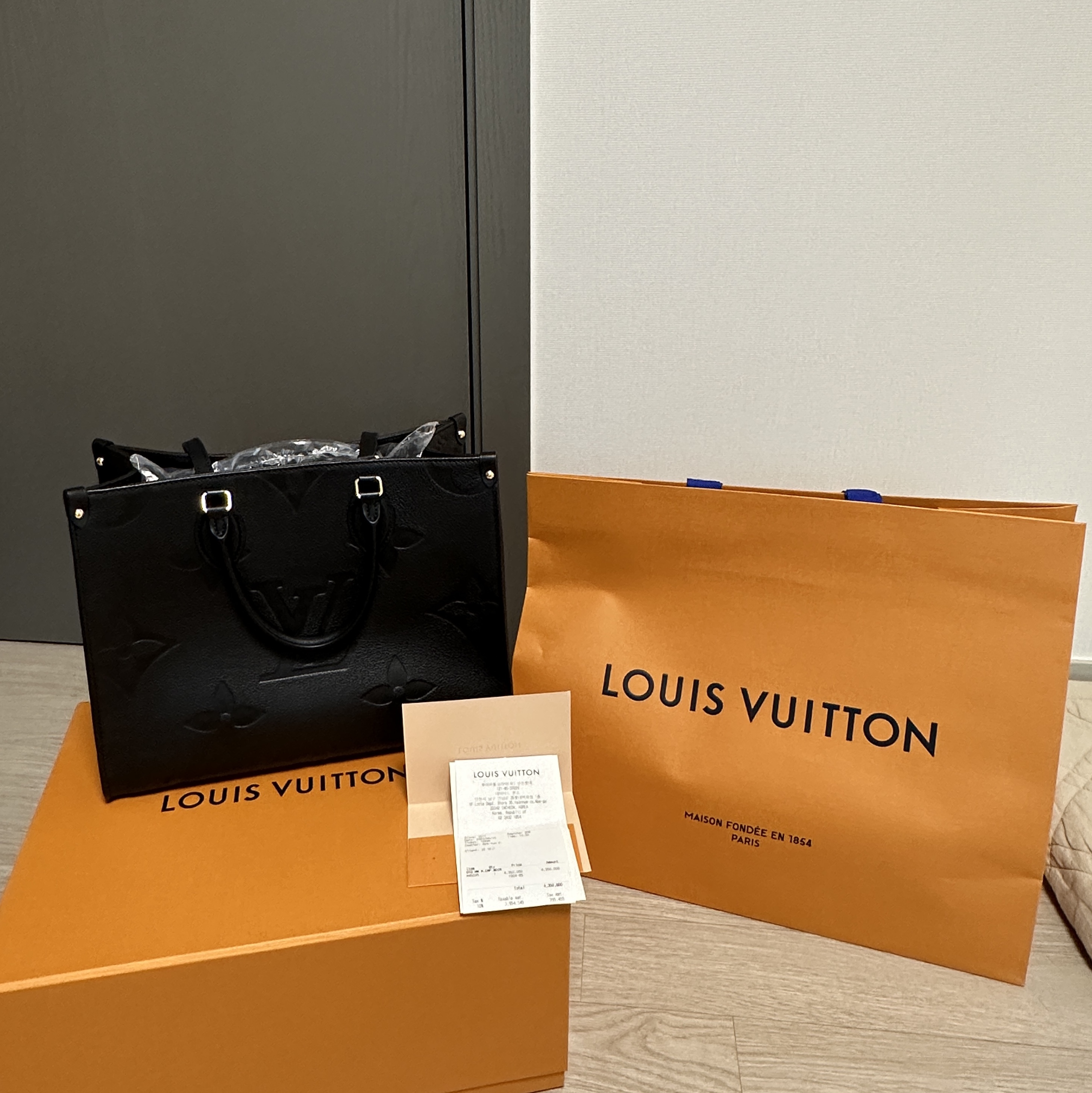 Louis Vuitton Onthego PM Monogram Empreinte Black 착용 스타일