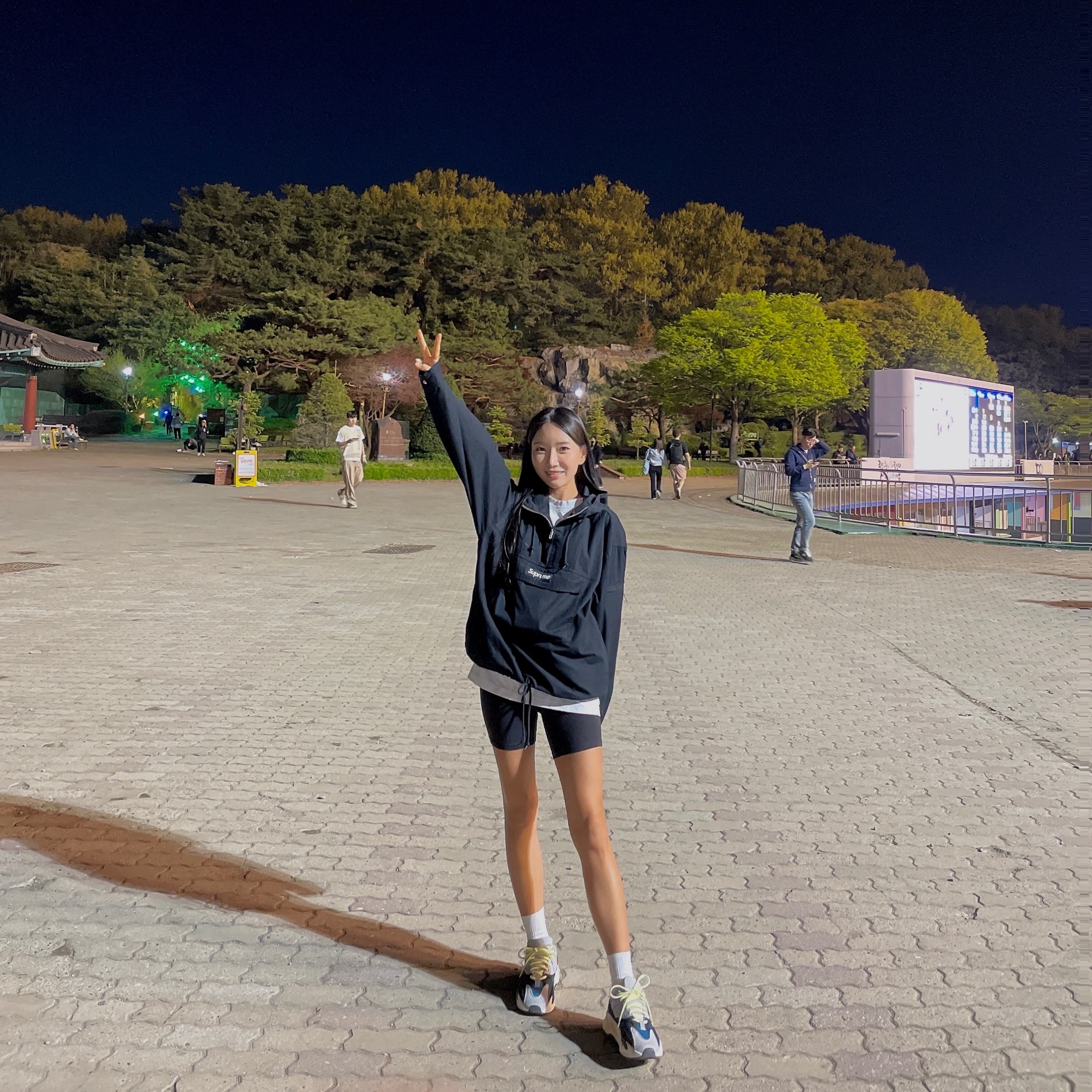 Supreme Cotton Utility Anorak Black - 24SS, Adidas Yeezy Boost 700 Wave Runner Solid Grey 2021/2022 착용 스타일 - 2