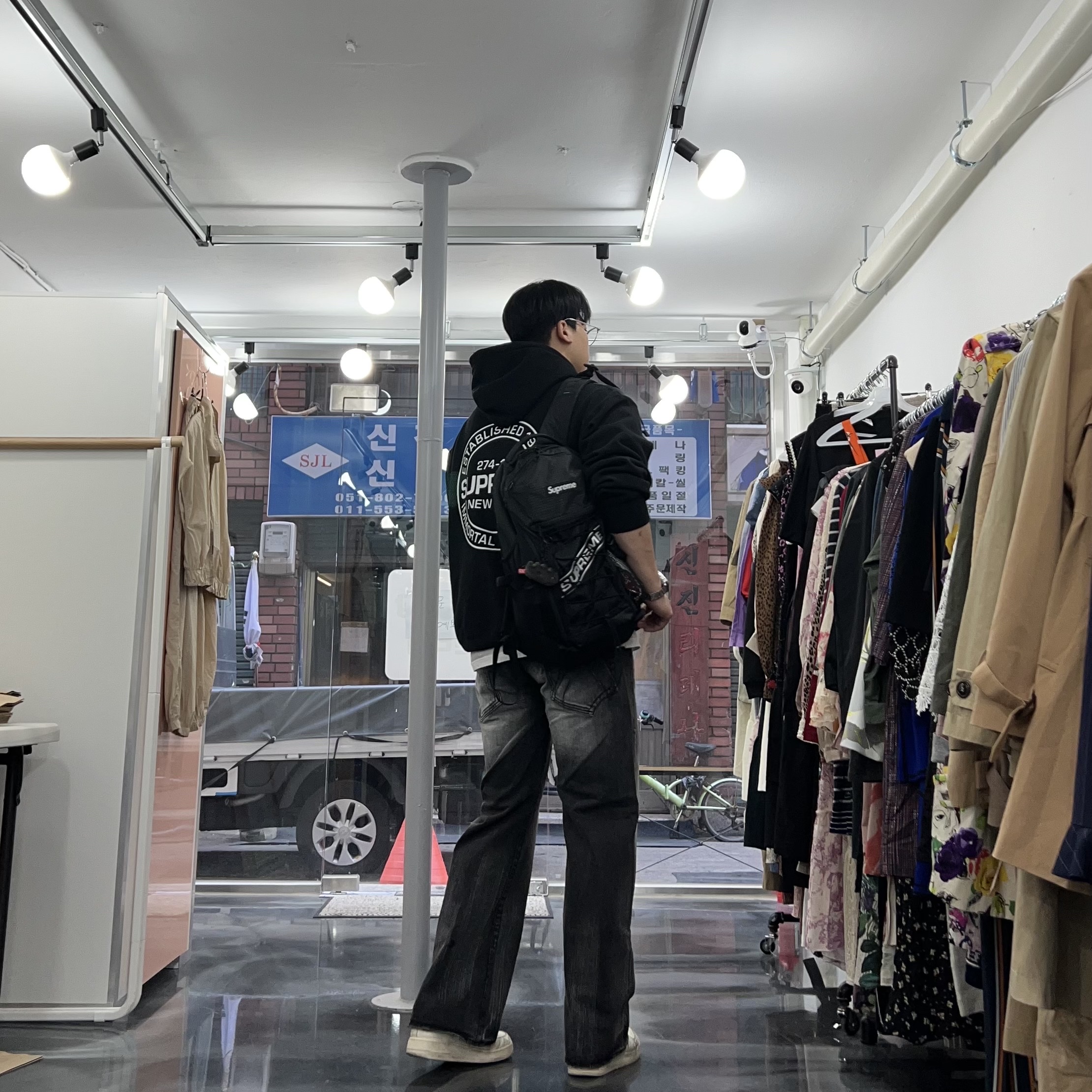 Supreme Immortal Hooded Sweatshirt Black - 24SS, Supreme Backpack Black - 23FW 착용 스타일 - 1