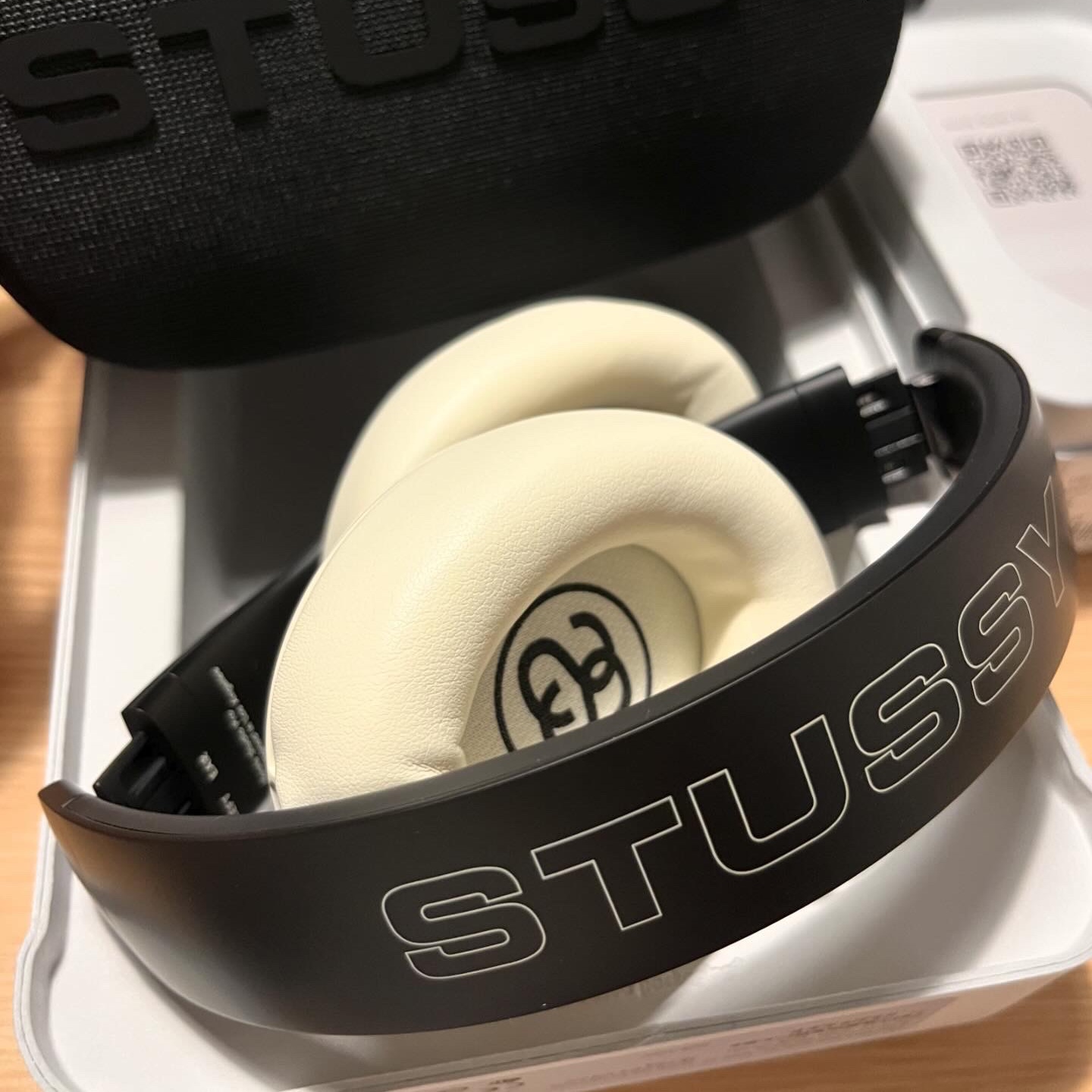 Stussy x Beats Studio Pro Wireless Headphone Black (Korean Ver.) 착용 스타일 - 3