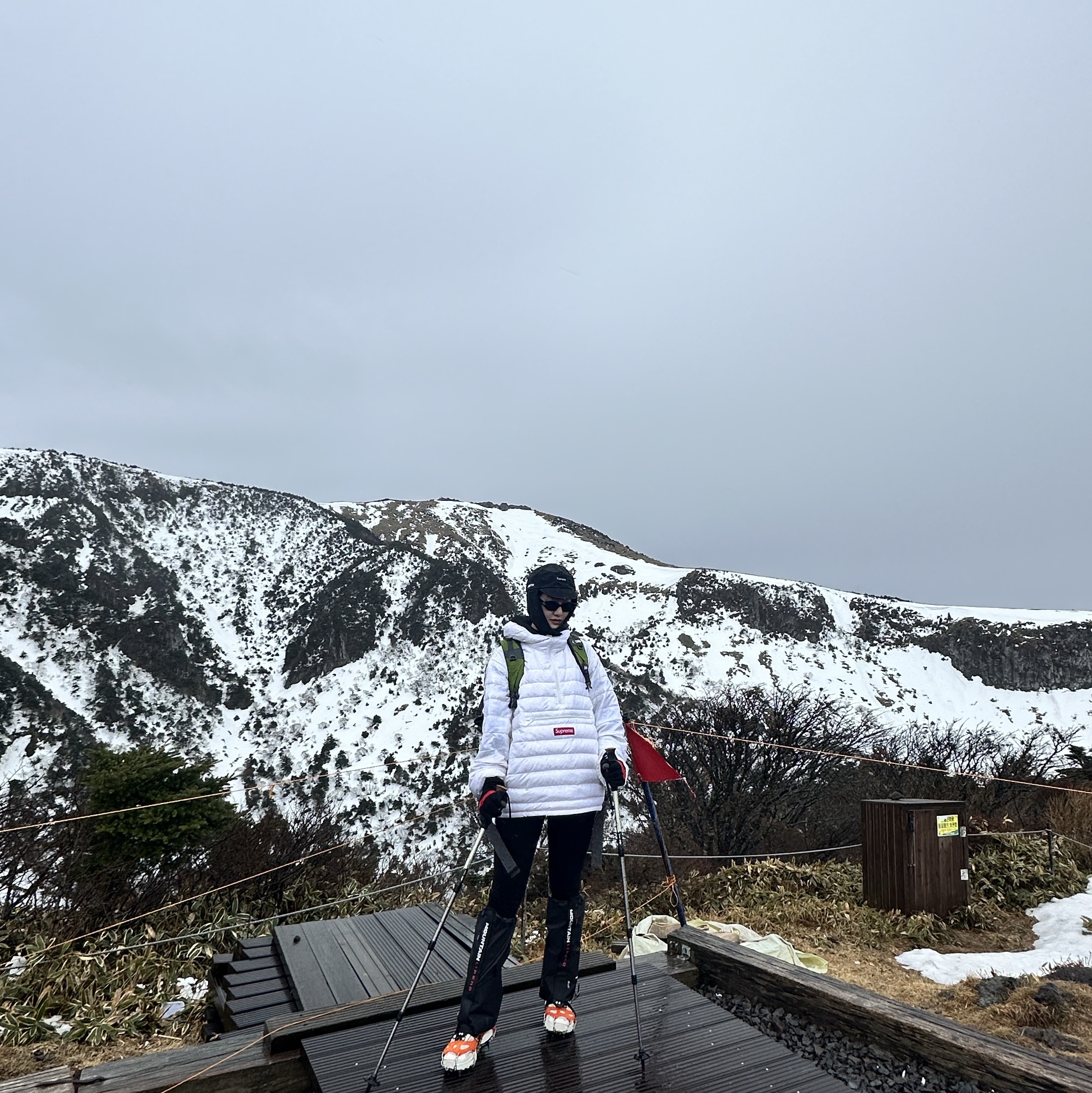 Supreme Gore-Tex Earflap Cap Black - 23FW, Supreme Micro Down Half Zip Hooded Pullover White - 23FW 착용 스타일 - 4