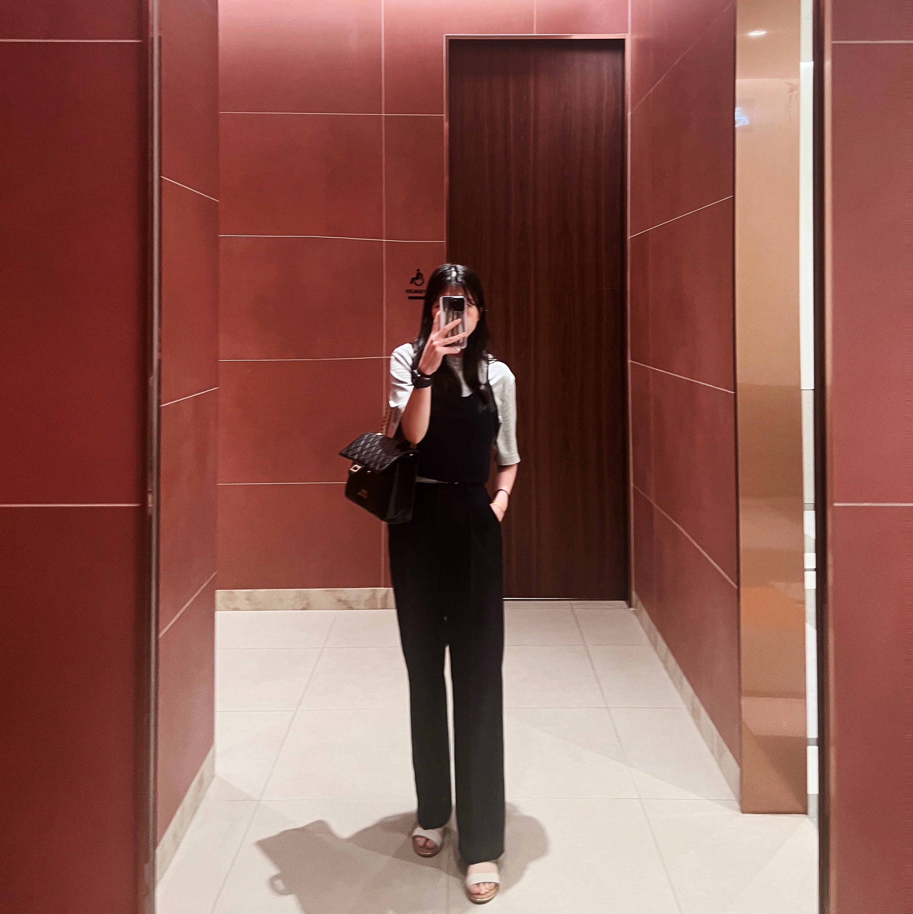 Chanel Maxi 2.55 Handbag Aged Calfskin & Gold Black 착용 스타일