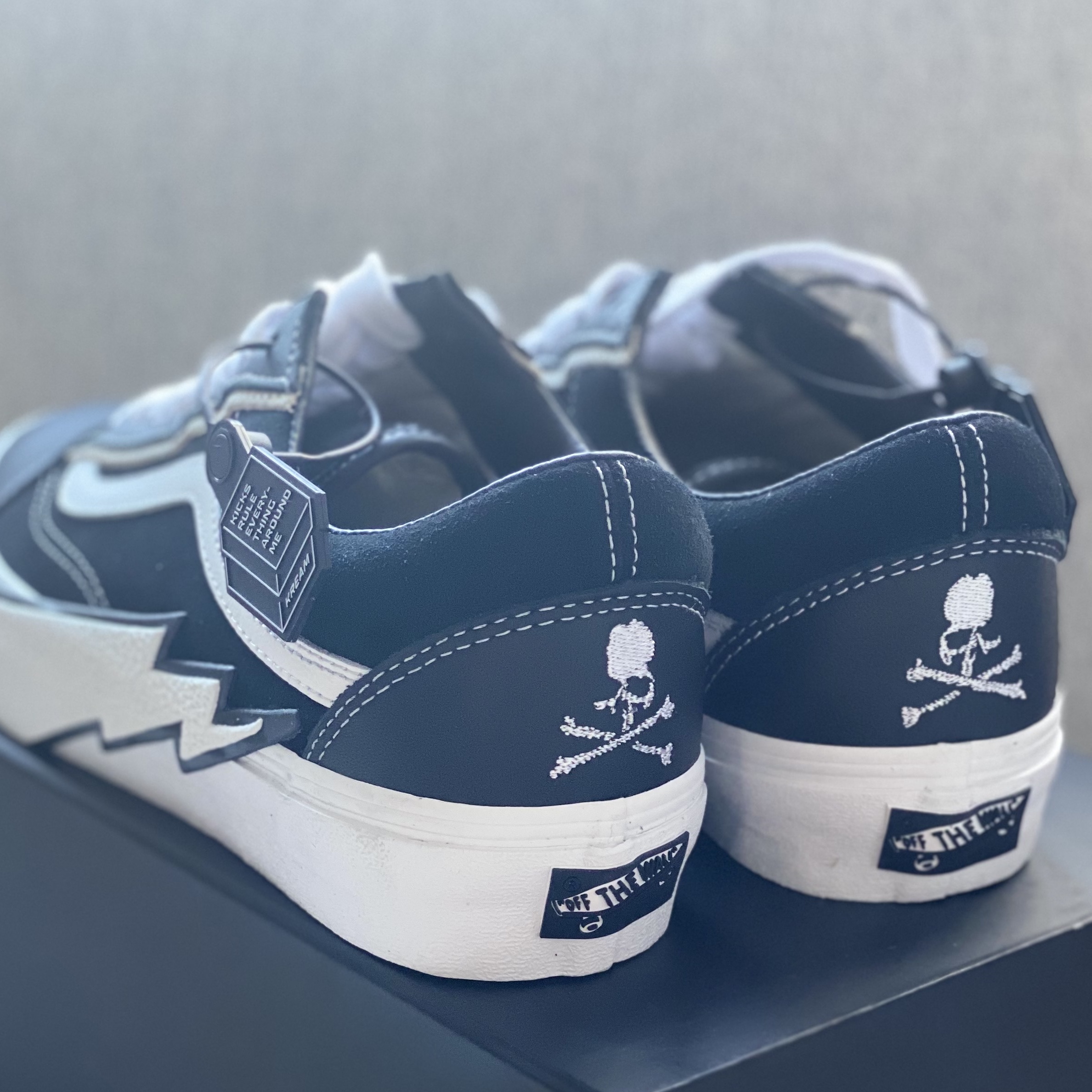 Vans Vault x Mastermind World Old Skool Bolt Black 착용 스타일 - 3