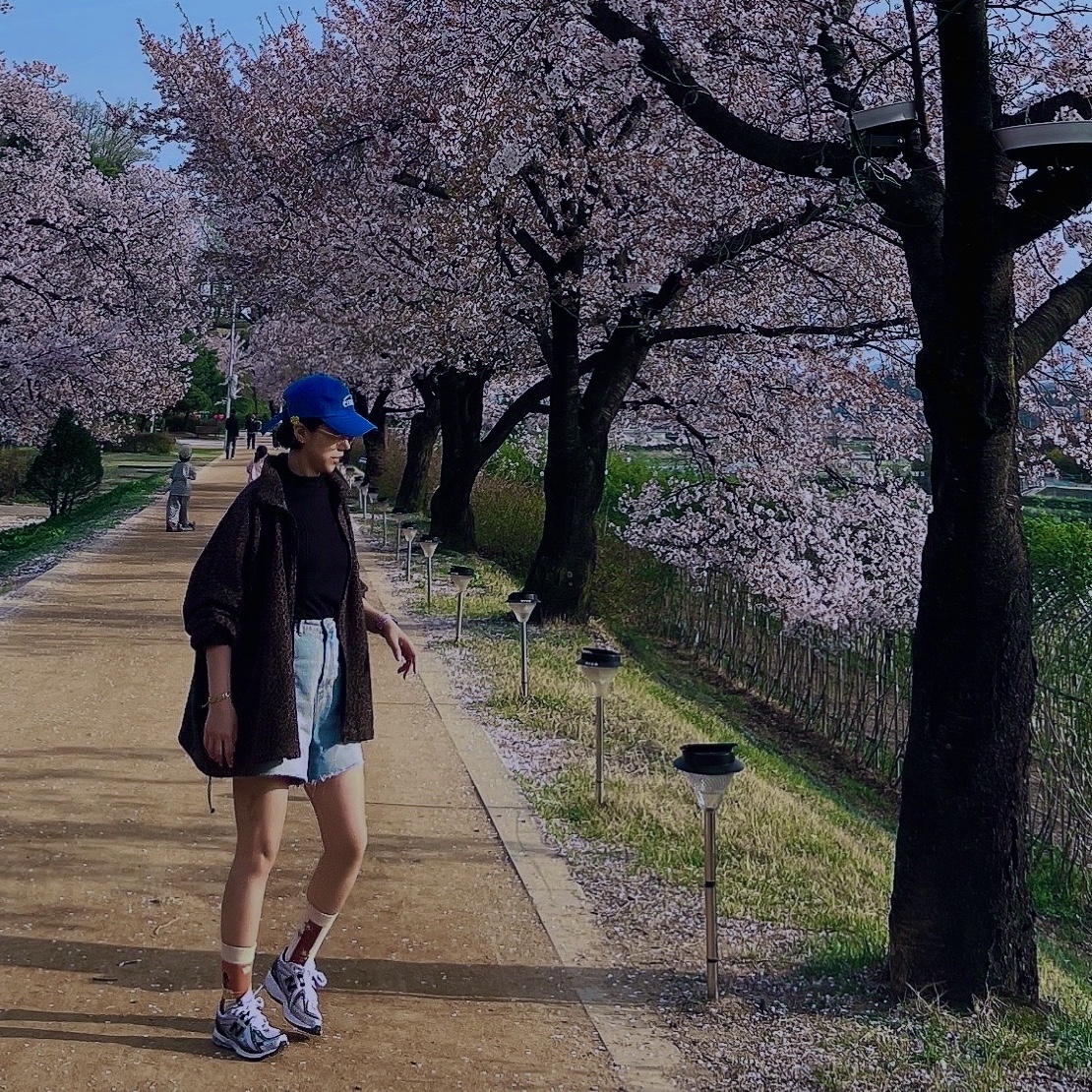 Emis New Logo Ball Cap Blue 착용 스타일