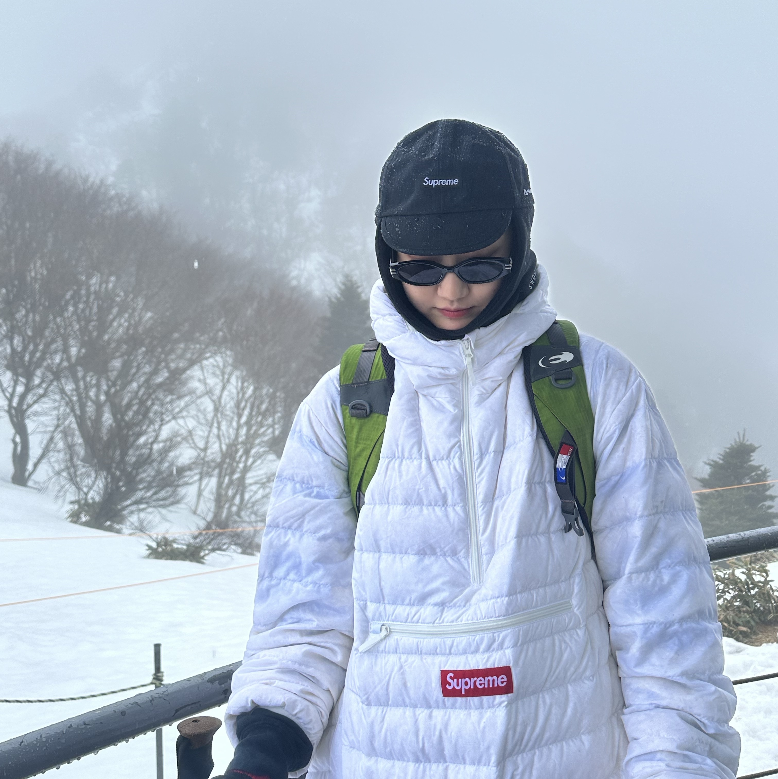 Supreme Gore-Tex Earflap Cap Black - 23FW, Supreme Micro Down Half Zip Hooded Pullover White - 23FW 착용 스타일 - 7