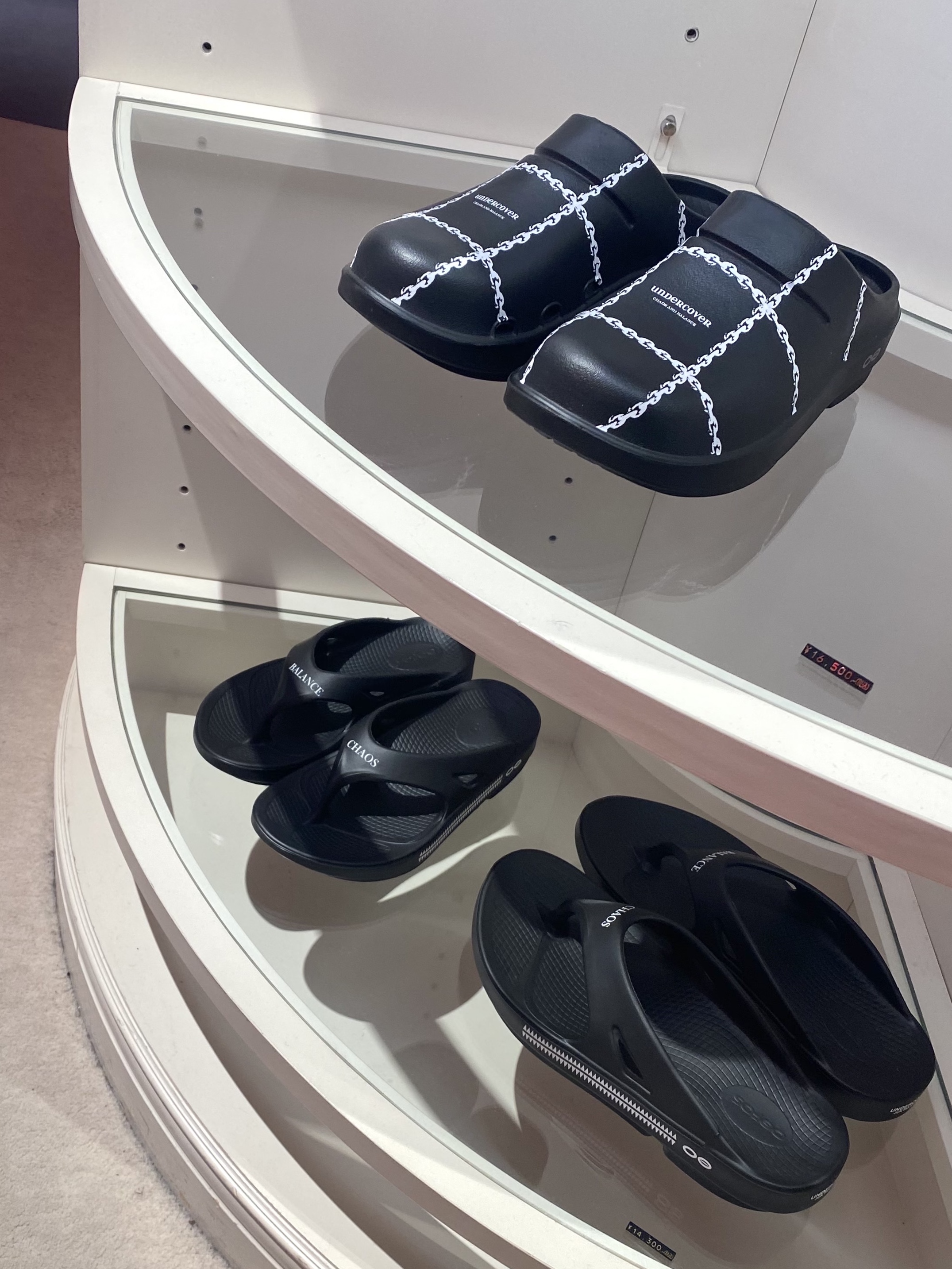 Oofos x Undercover Clog Black, Oofos x Undercover Filp Flop Black 착용 스타일 - 2
