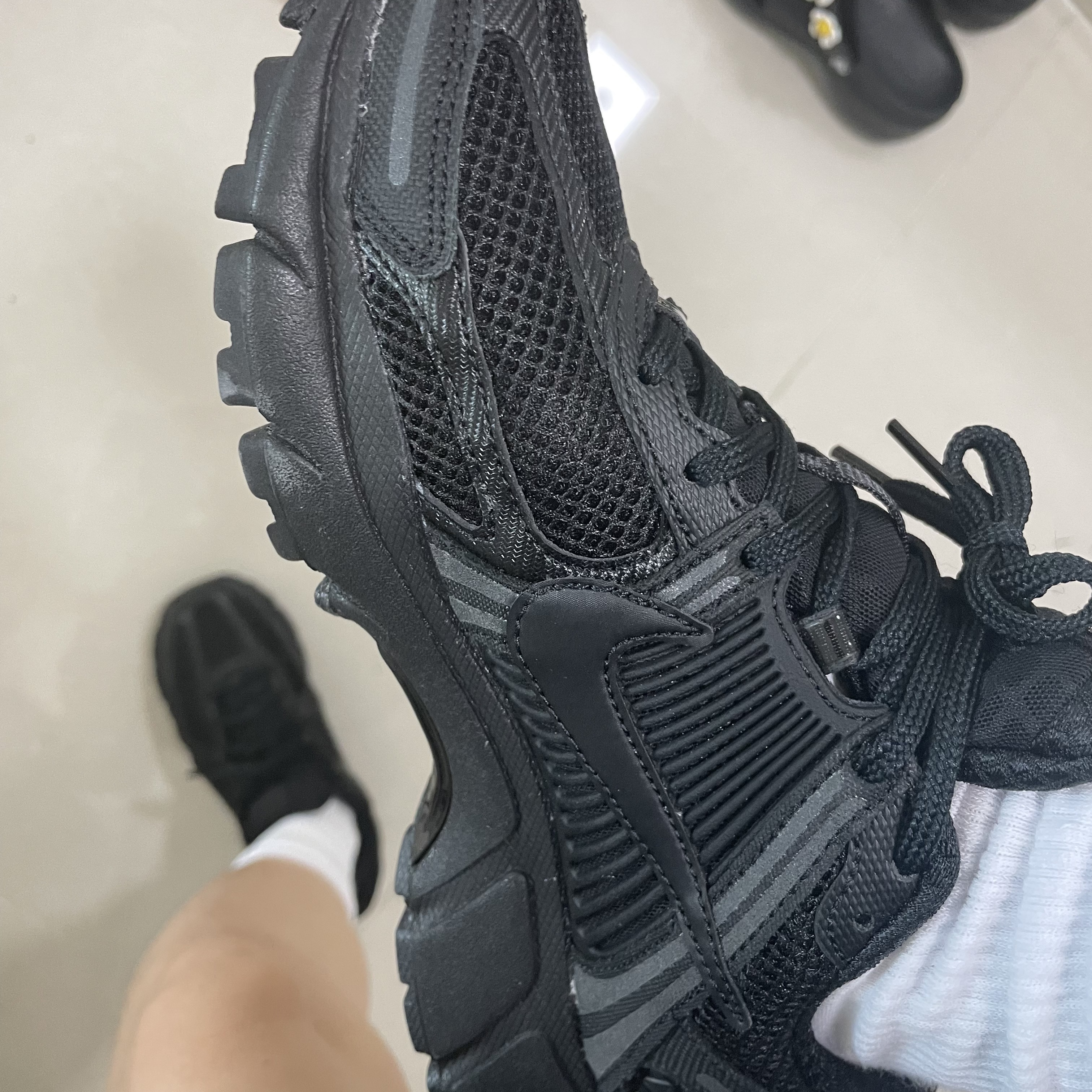 Nike Zoom Vomero 5 SP Black 착용 스타일 - 5