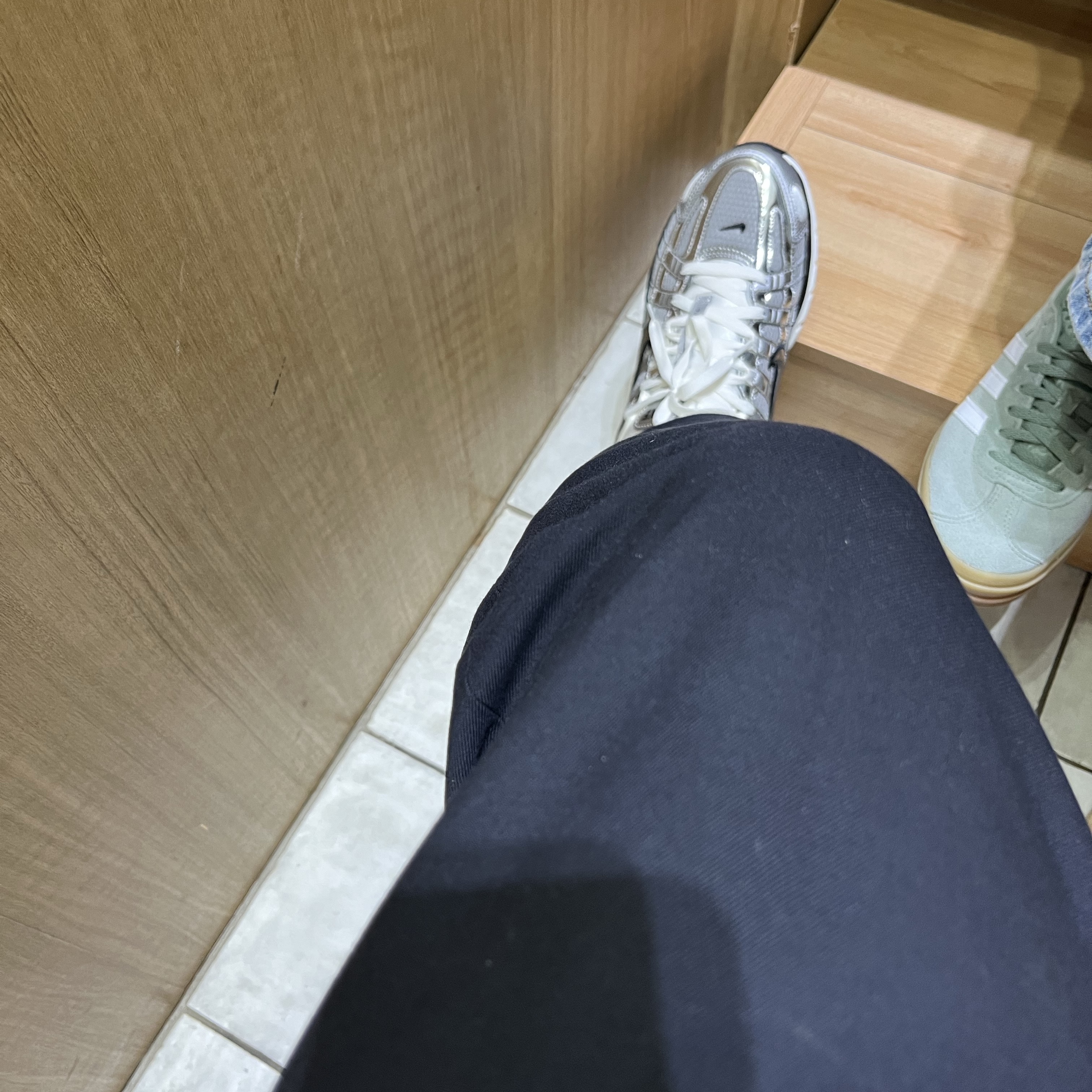 Nike P-6000 Metallic Silver 착용 스타일