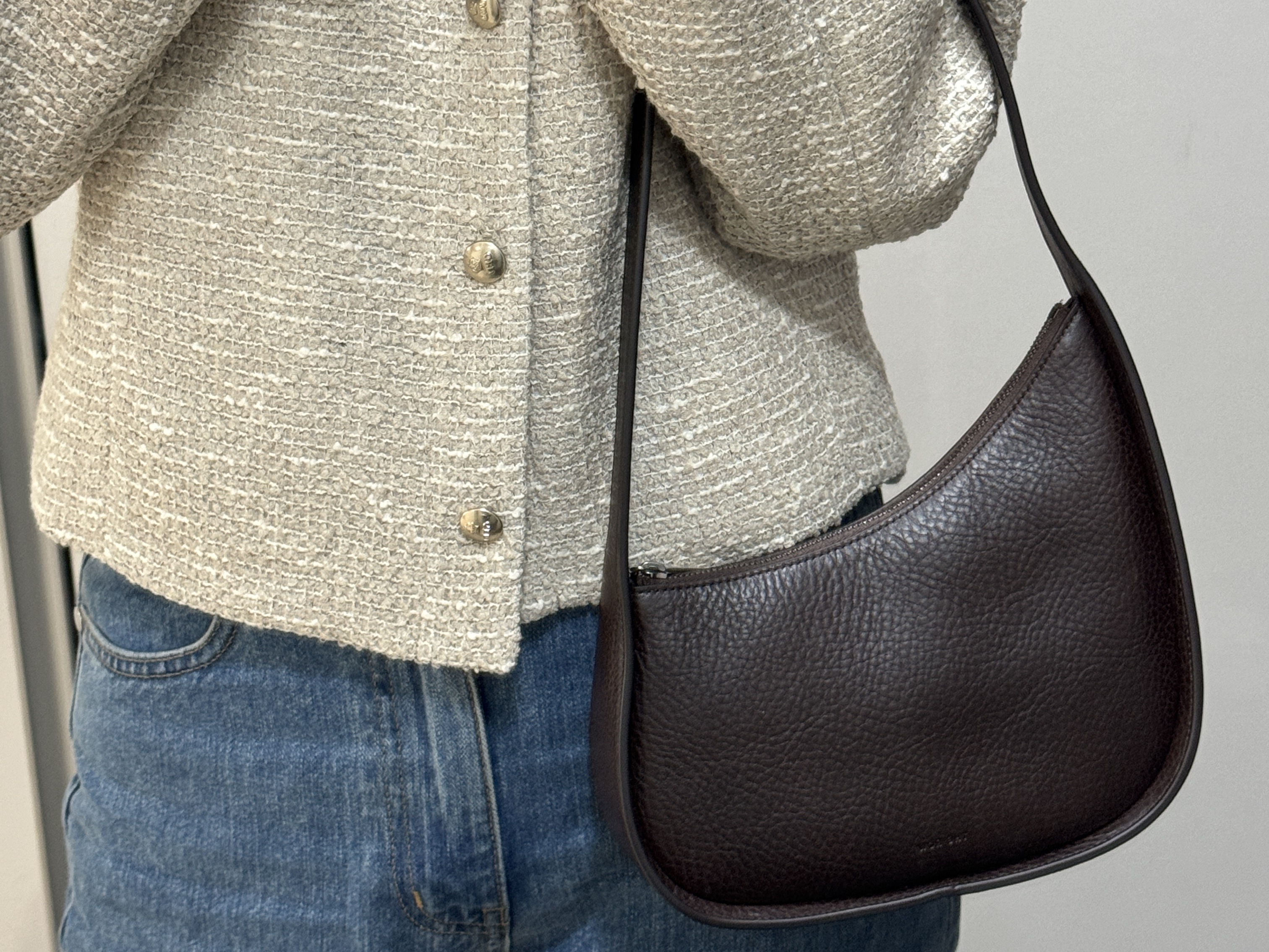 The Row Half Moon Bag in Leather Burnt Wood 착용 스타일 - 1
