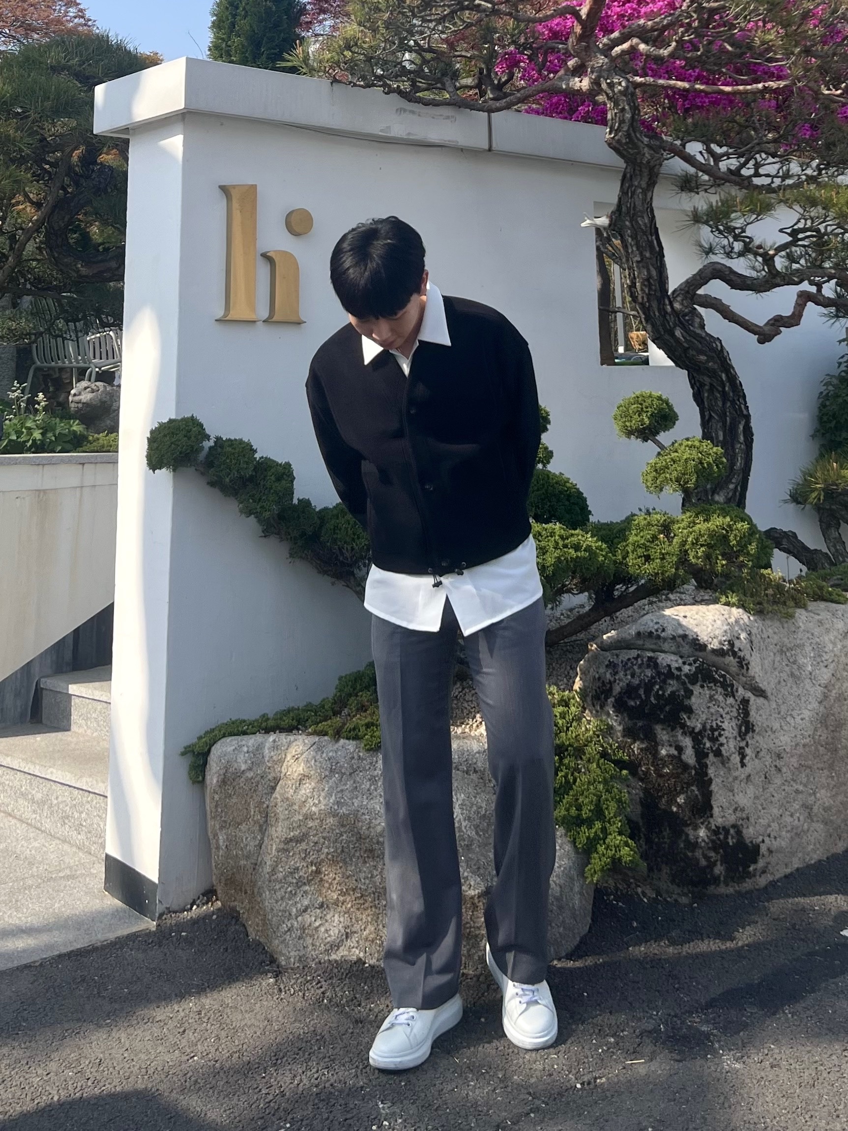 Alexander McQueen Oversized Sneakers White Black 착용 스타일 - 2