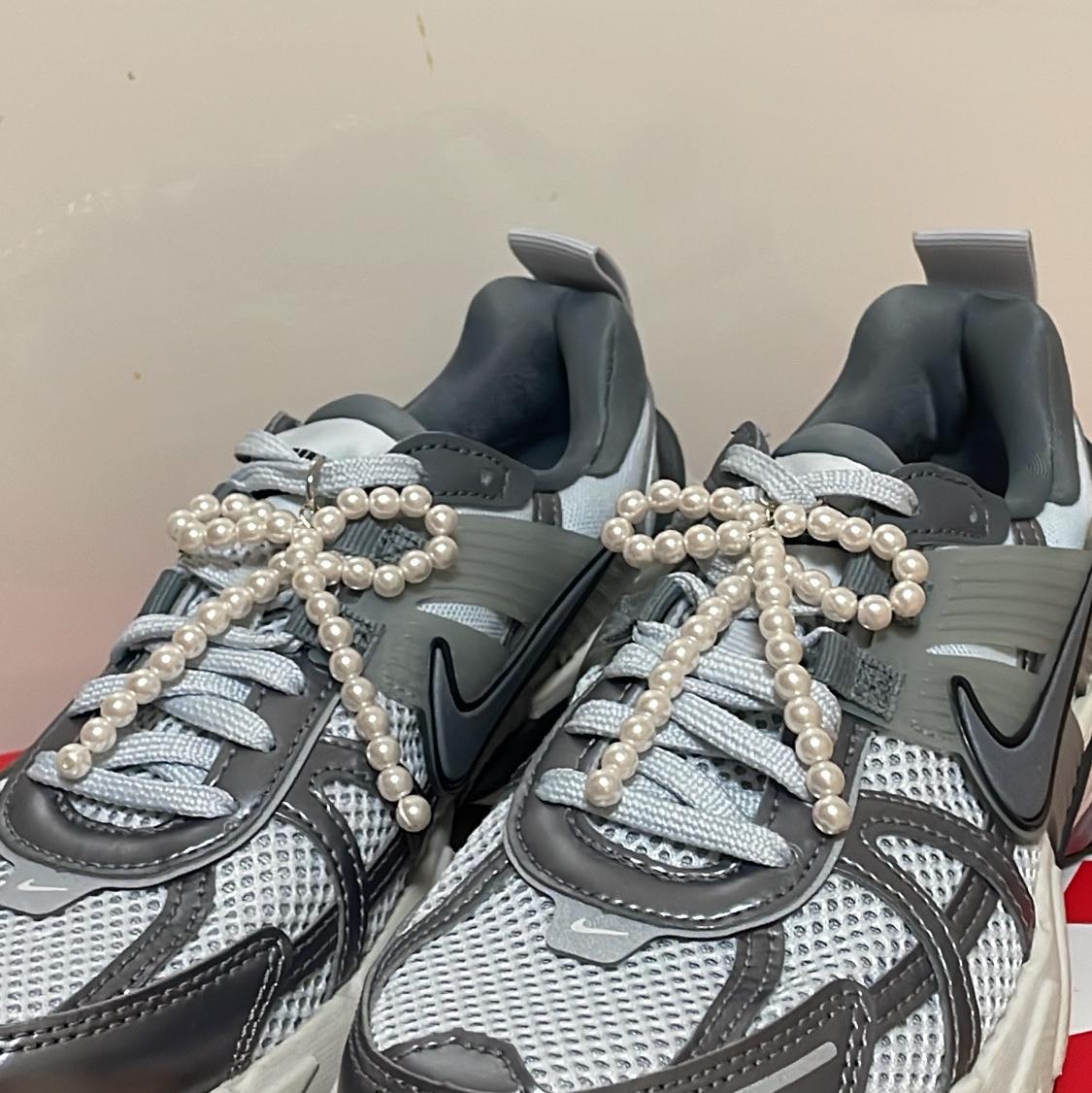 Nike V2K Run Pure Platinum Wolf Grey 착용 스타일 - 1