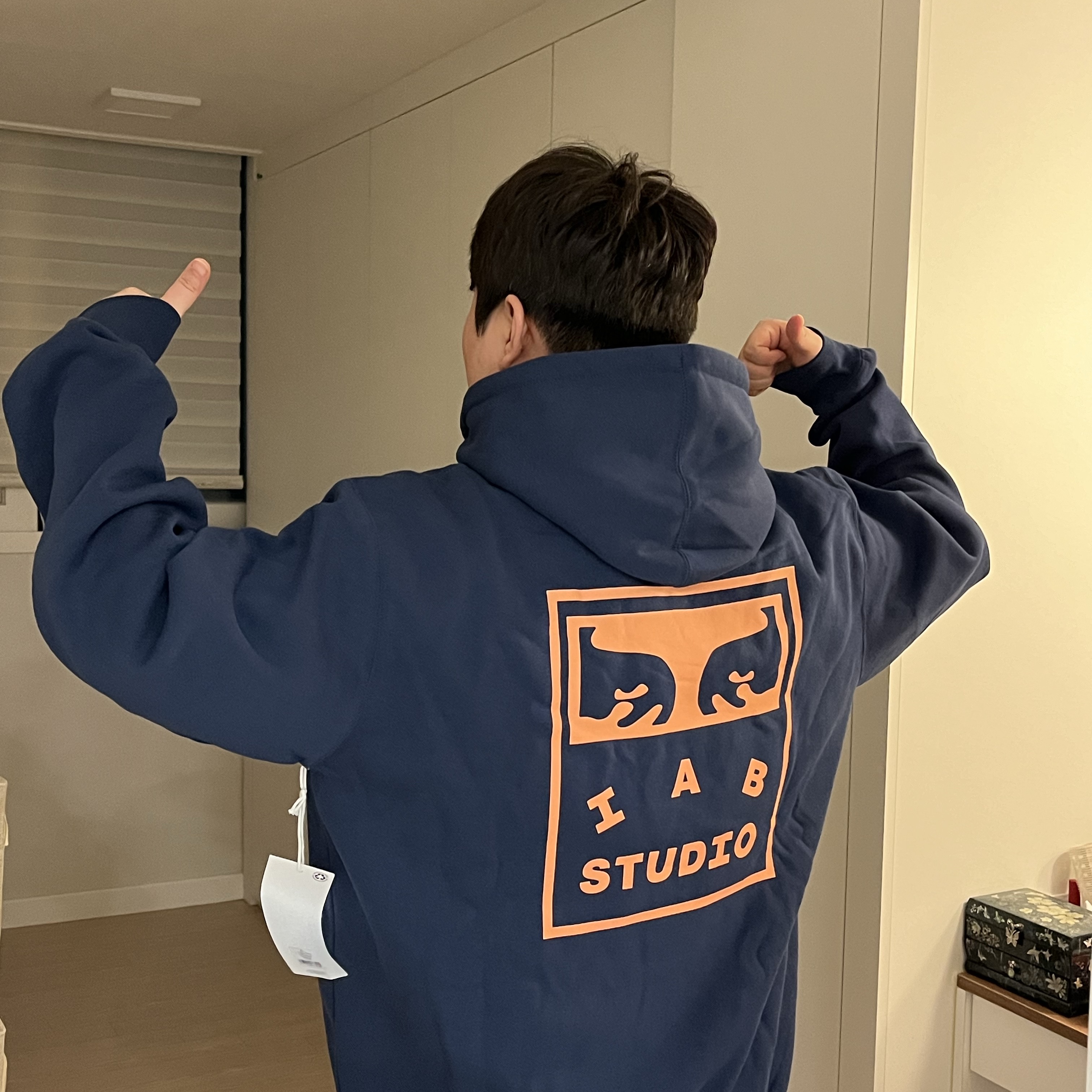 IAB Studio x Obey Eyes Icon Hoodie Oceana 착용 스타일