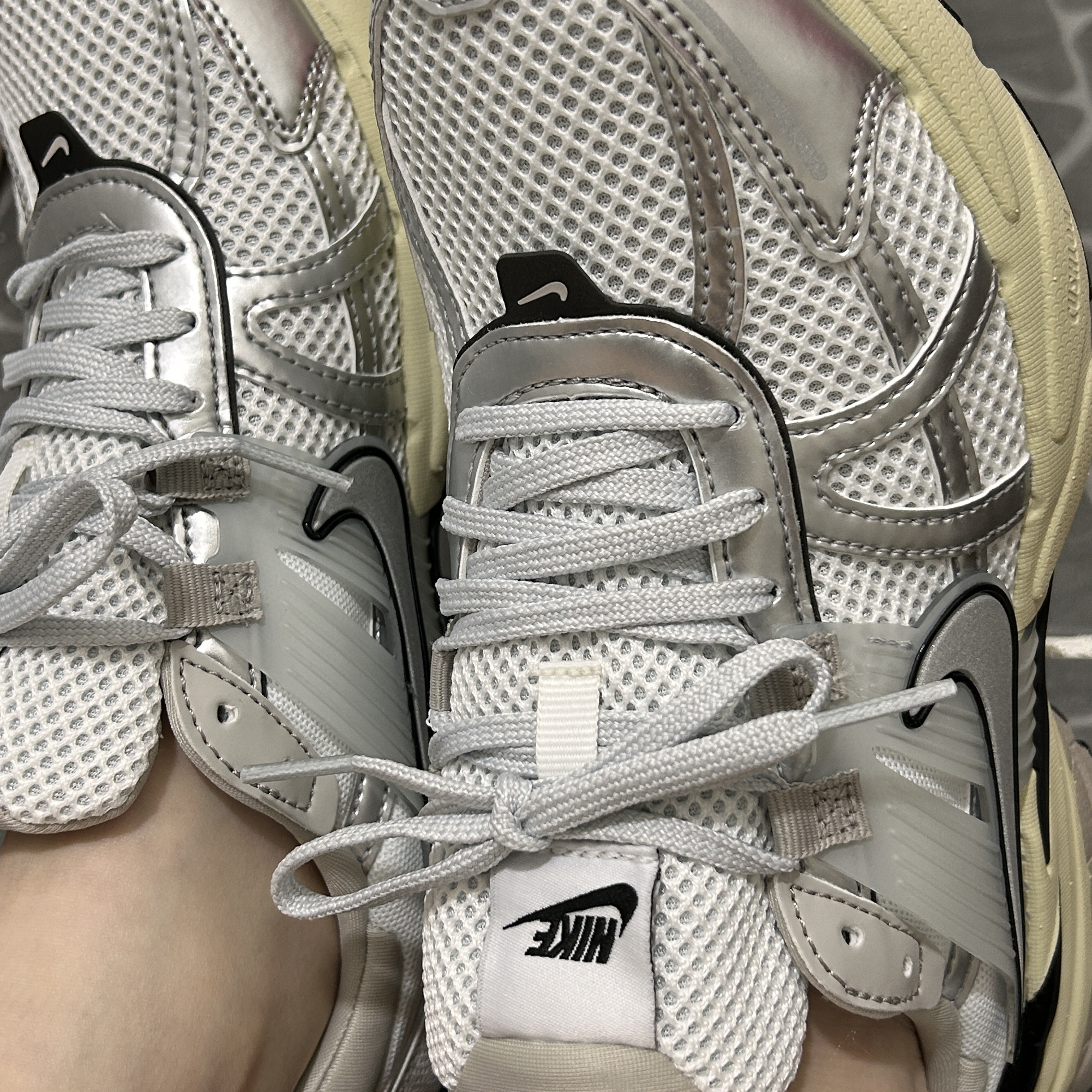 Nike V2K Run Summit White Metallic Silver 착용 스타일
