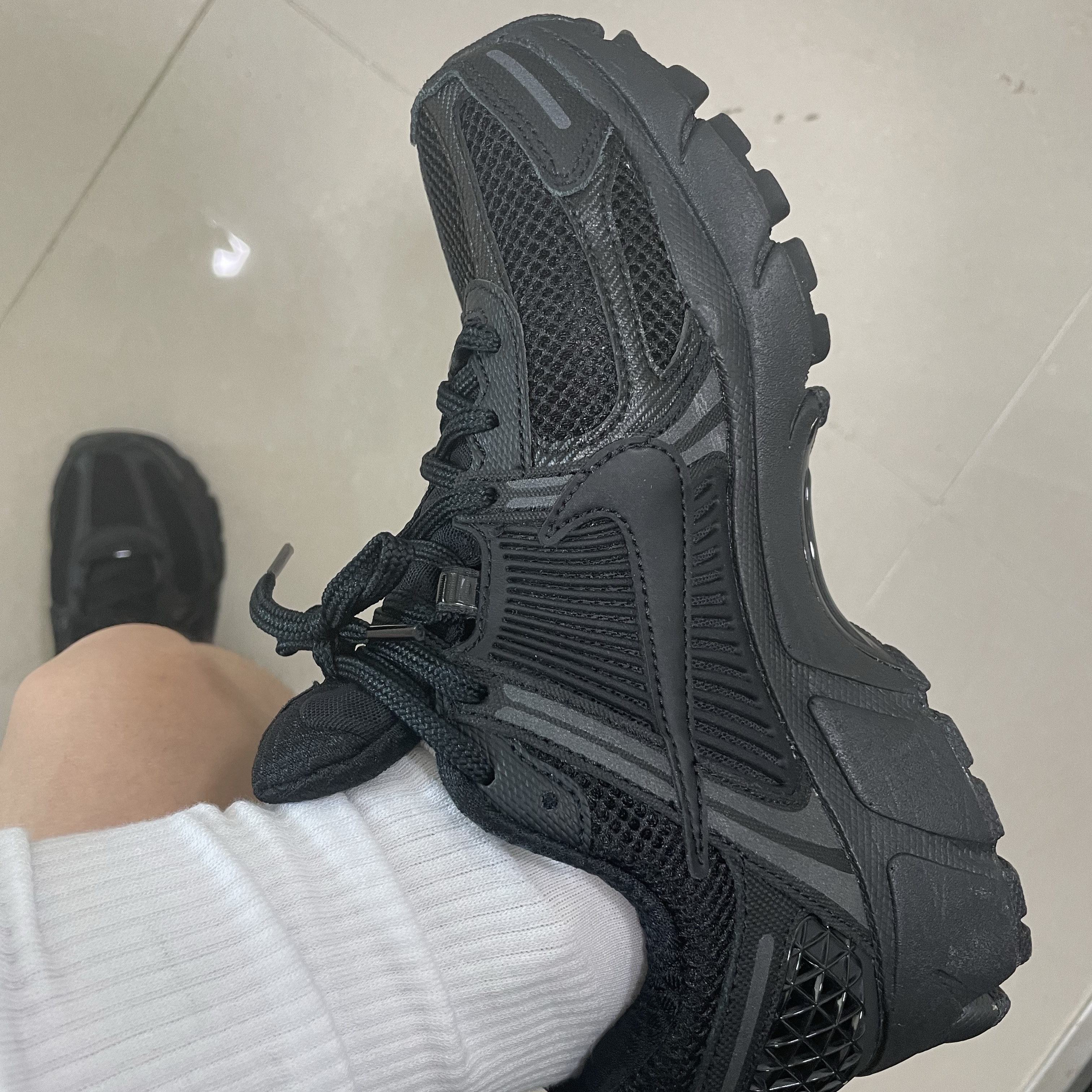 Nike Zoom Vomero 5 SP Black 착용 스타일 - 4