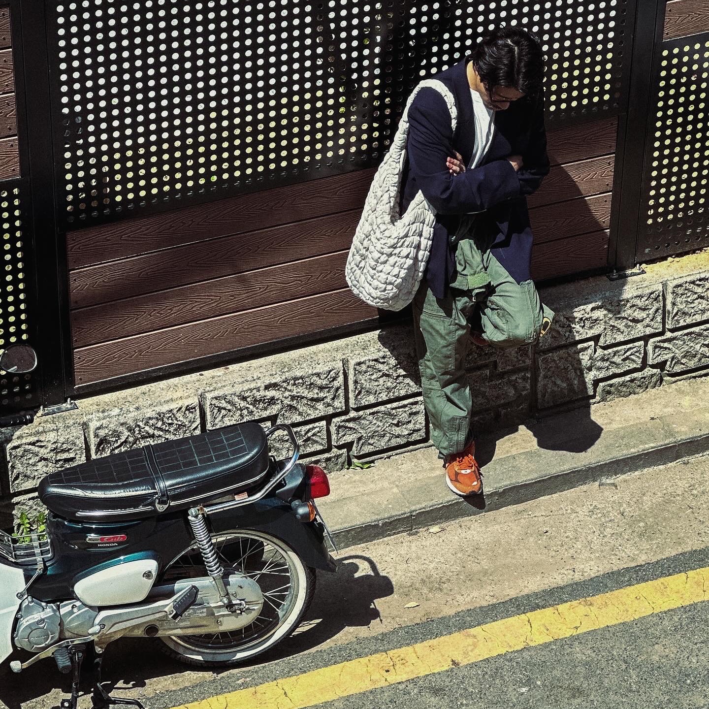 COS Quilted Oversized Shoulder Bag Off White Light Beige, New Balance 2002R Rust Oxide 착용 스타일 - 1