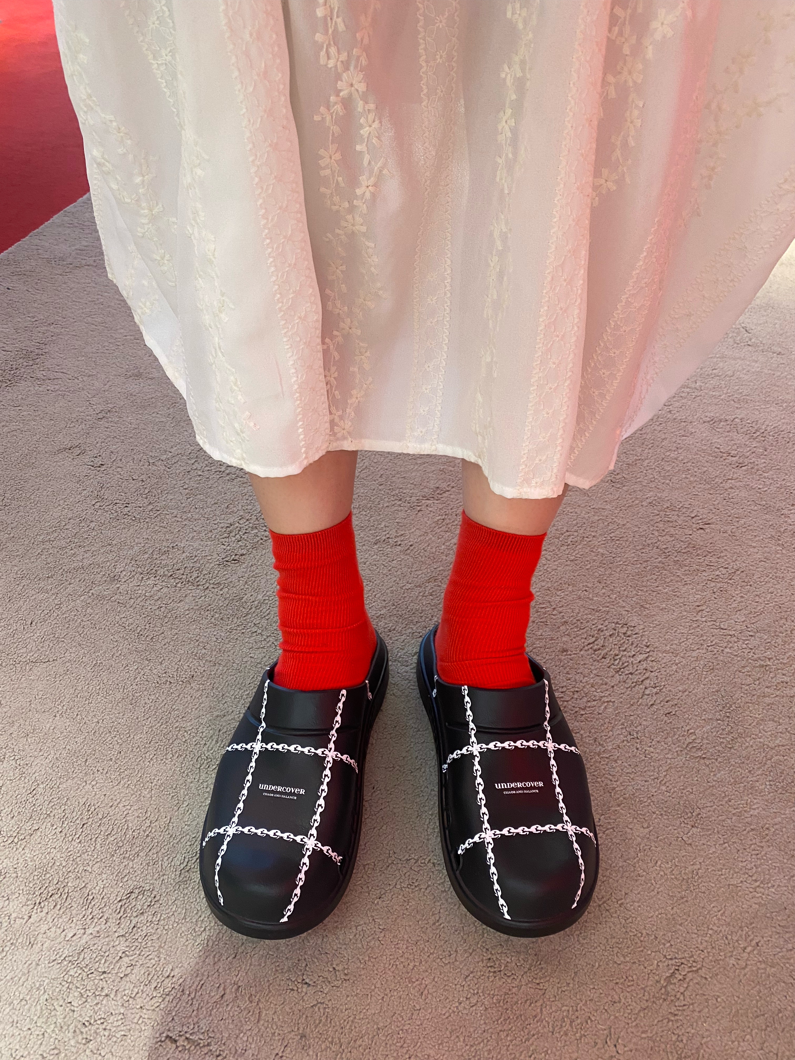 Oofos x Undercover Clog Black, Oofos x Undercover Filp Flop Black 착용 스타일 - 1
