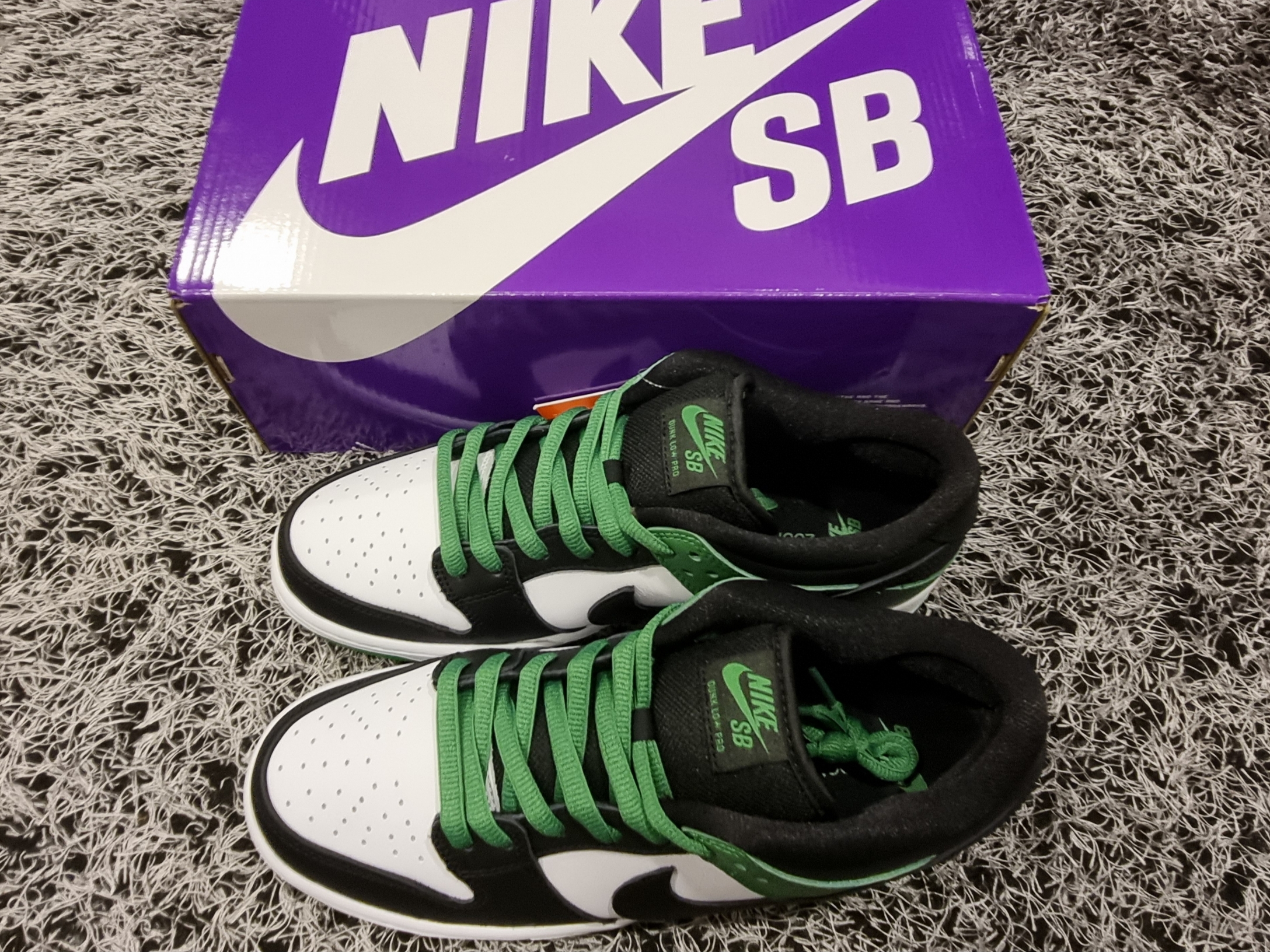 Nike SB Dunk Low Pro Black and Classic Green 착용 스타일 - 7