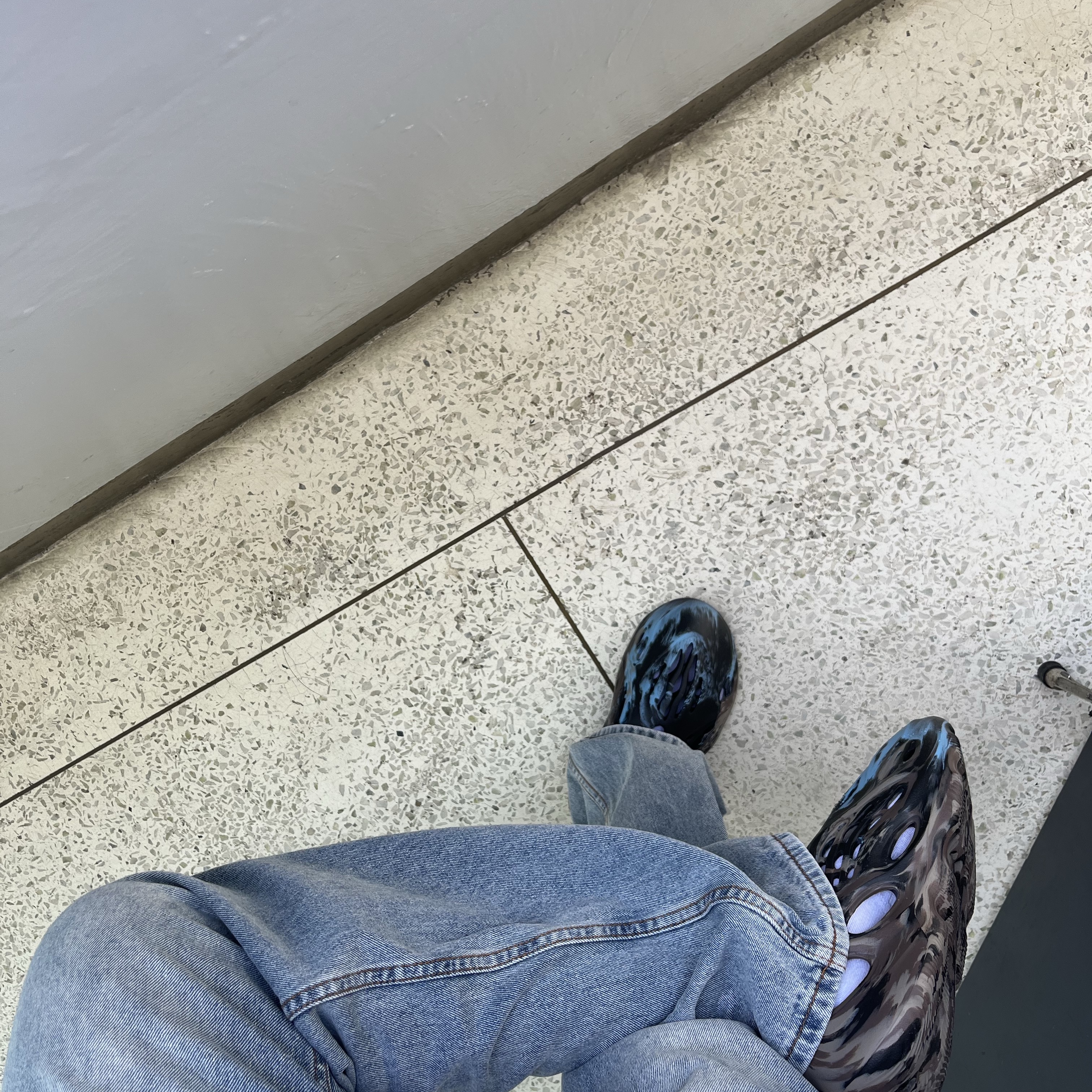Adidas Yeezy Foam RNNR MX Cinder 착용 스타일