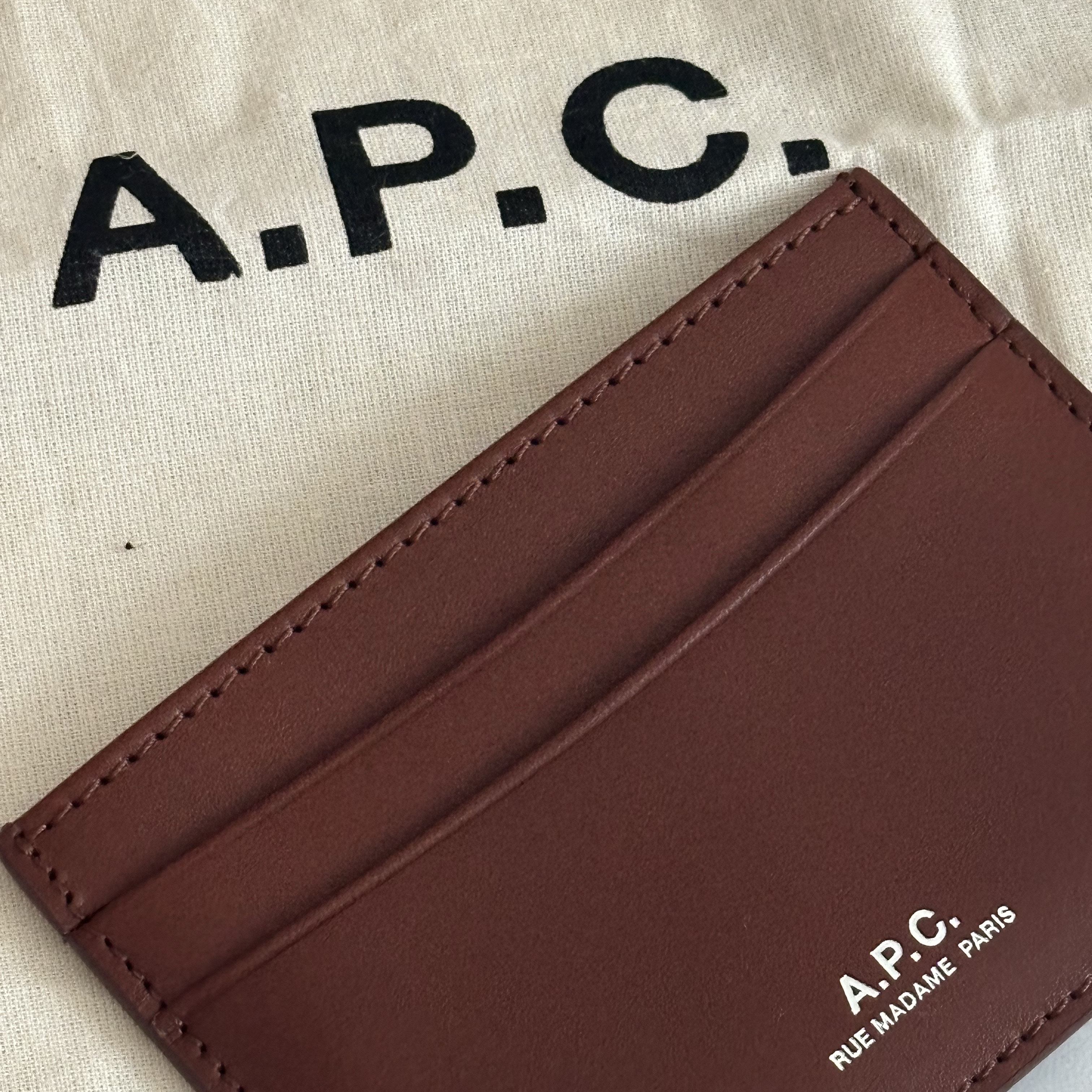 A.P.C. Andre Card Holder Nut Brown 착용 스타일