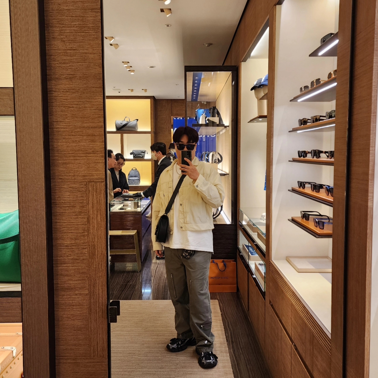Balenciaga 3XL Sneakers Black White, Stussy Nyco Flight Pants Olive 착용 스타일