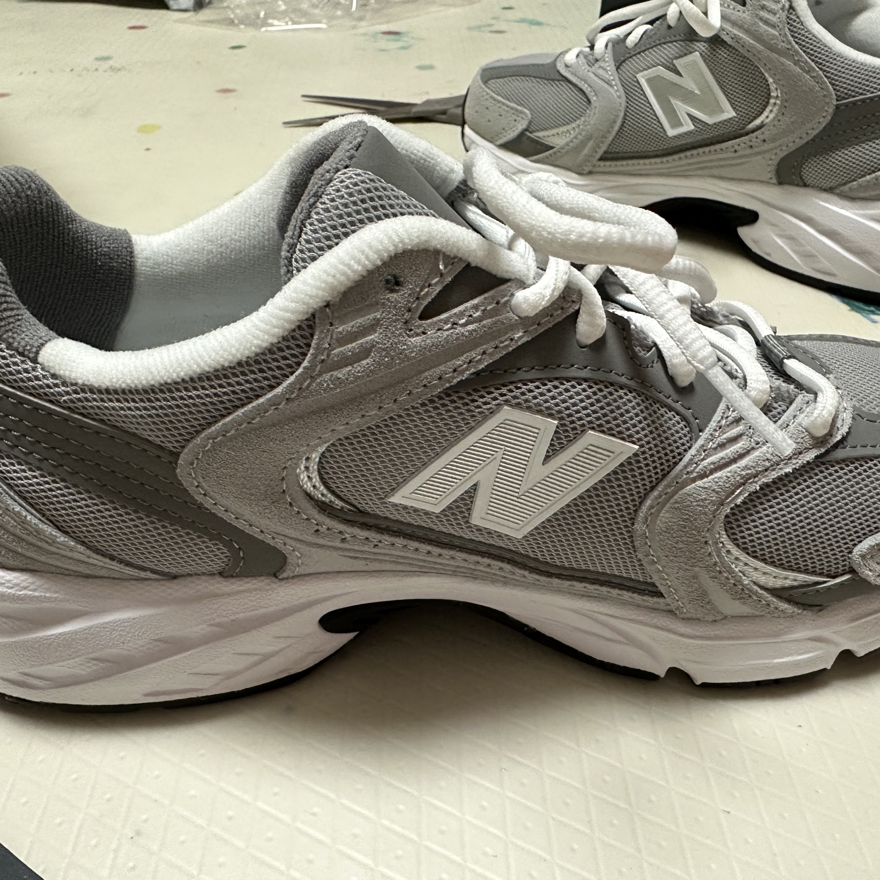 New Balance 530 Grey 착용 스타일 - 2