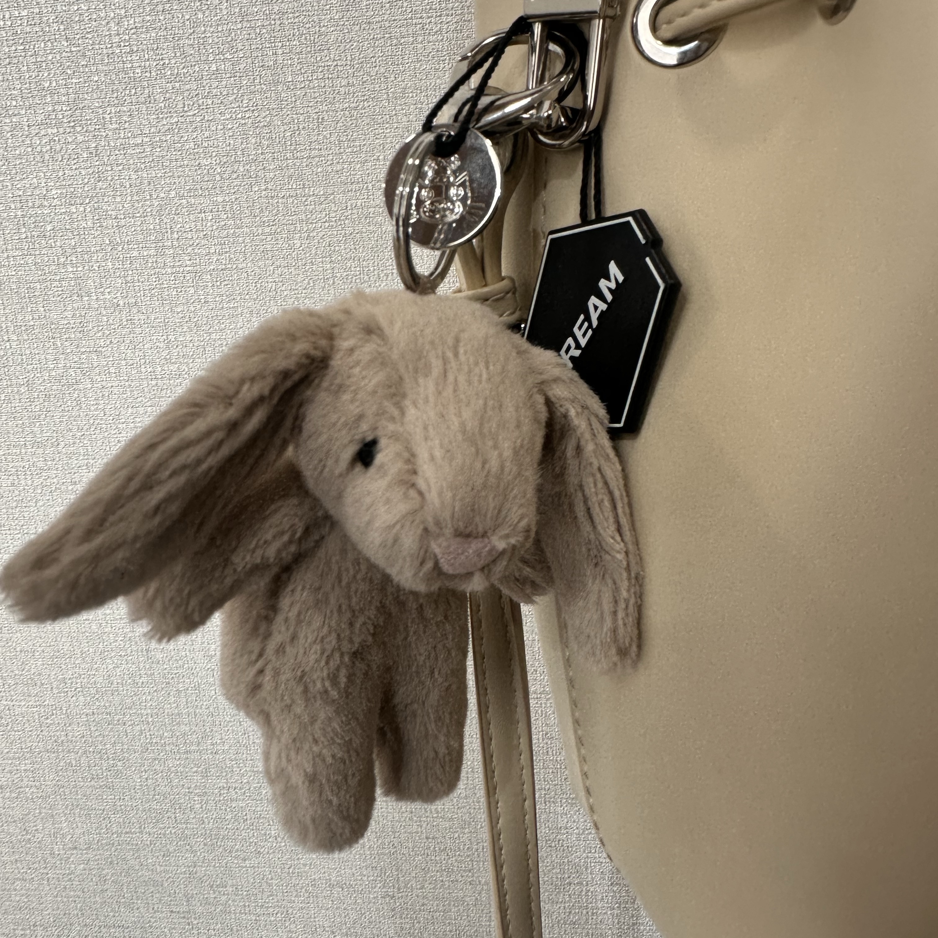 Jellycat Bashful Bunny Bag Charm Beige 착용 스타일