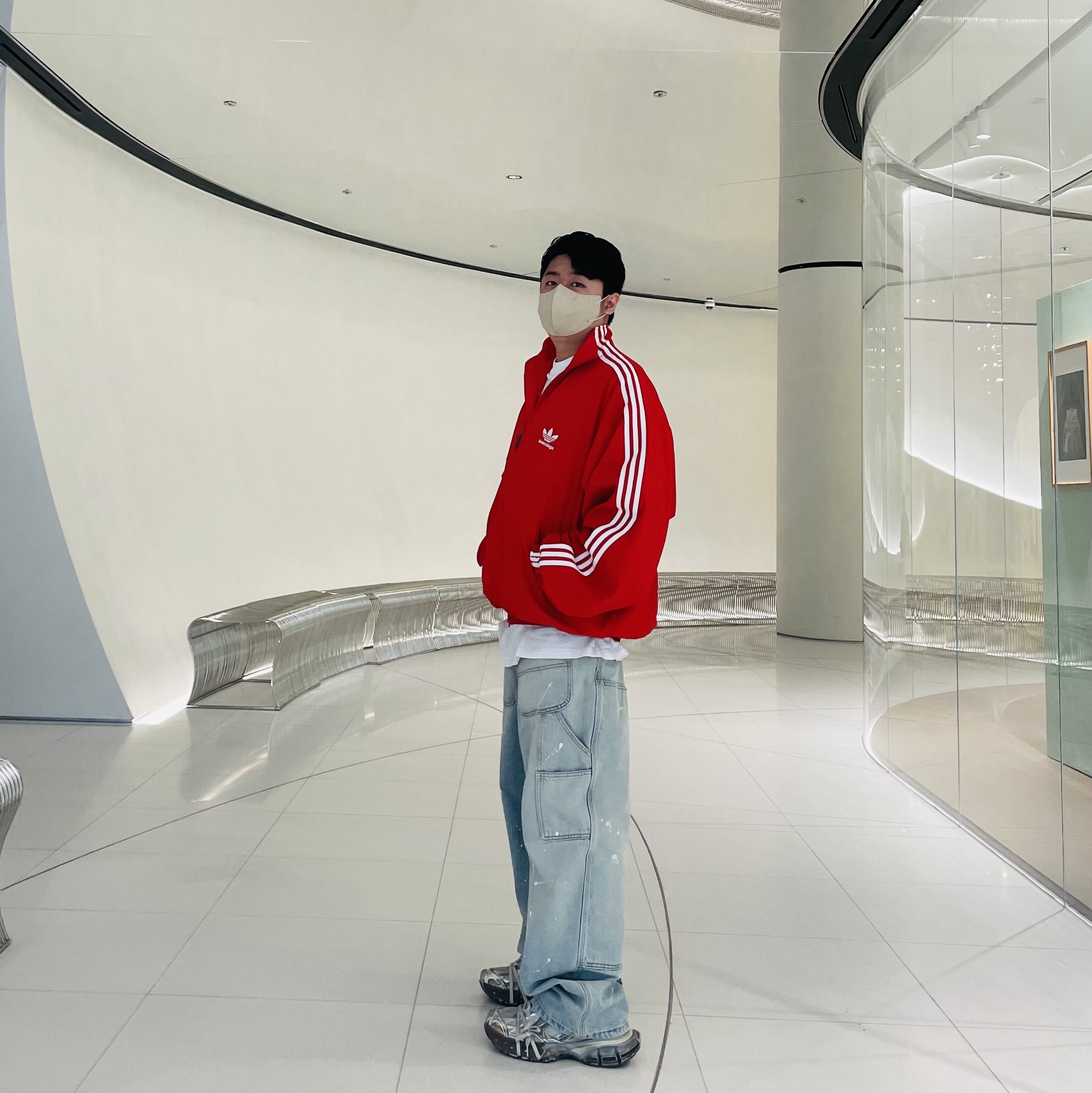 Balenciaga x Adidas Tracksuit Jacket Red, Project G/R Backward Carpenter Pants Blue 착용 스타일 - 3