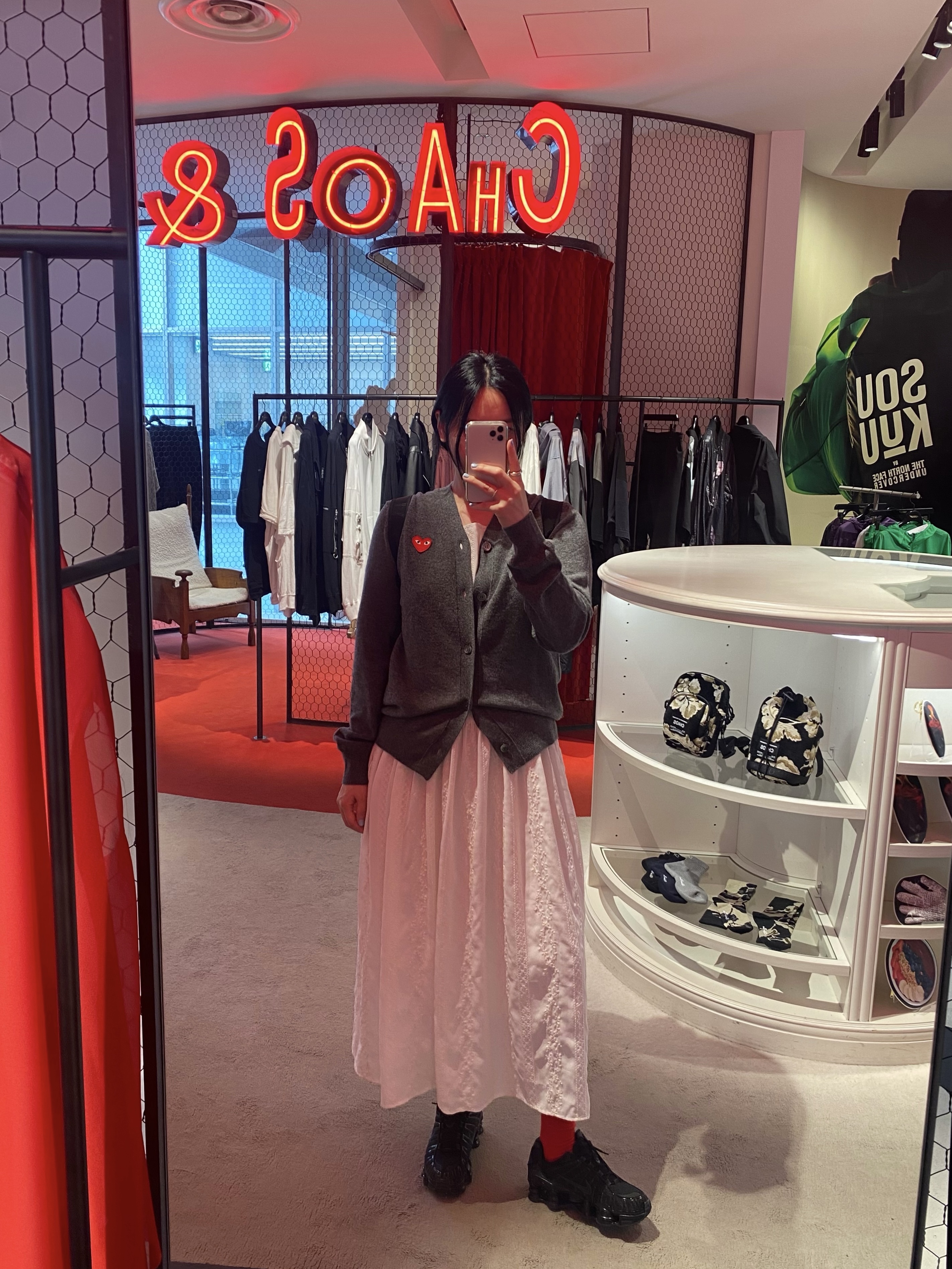 Oofos x Undercover Clog Black, Oofos x Undercover Filp Flop Black 착용 스타일 - 3