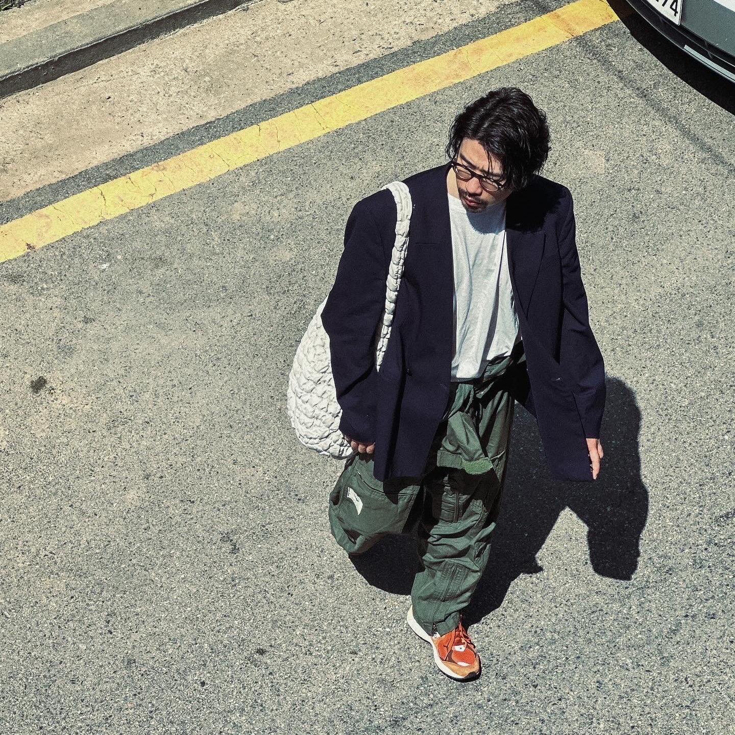 COS Quilted Oversized Shoulder Bag Off White Light Beige, New Balance 2002R Rust Oxide 착용 스타일 - 2