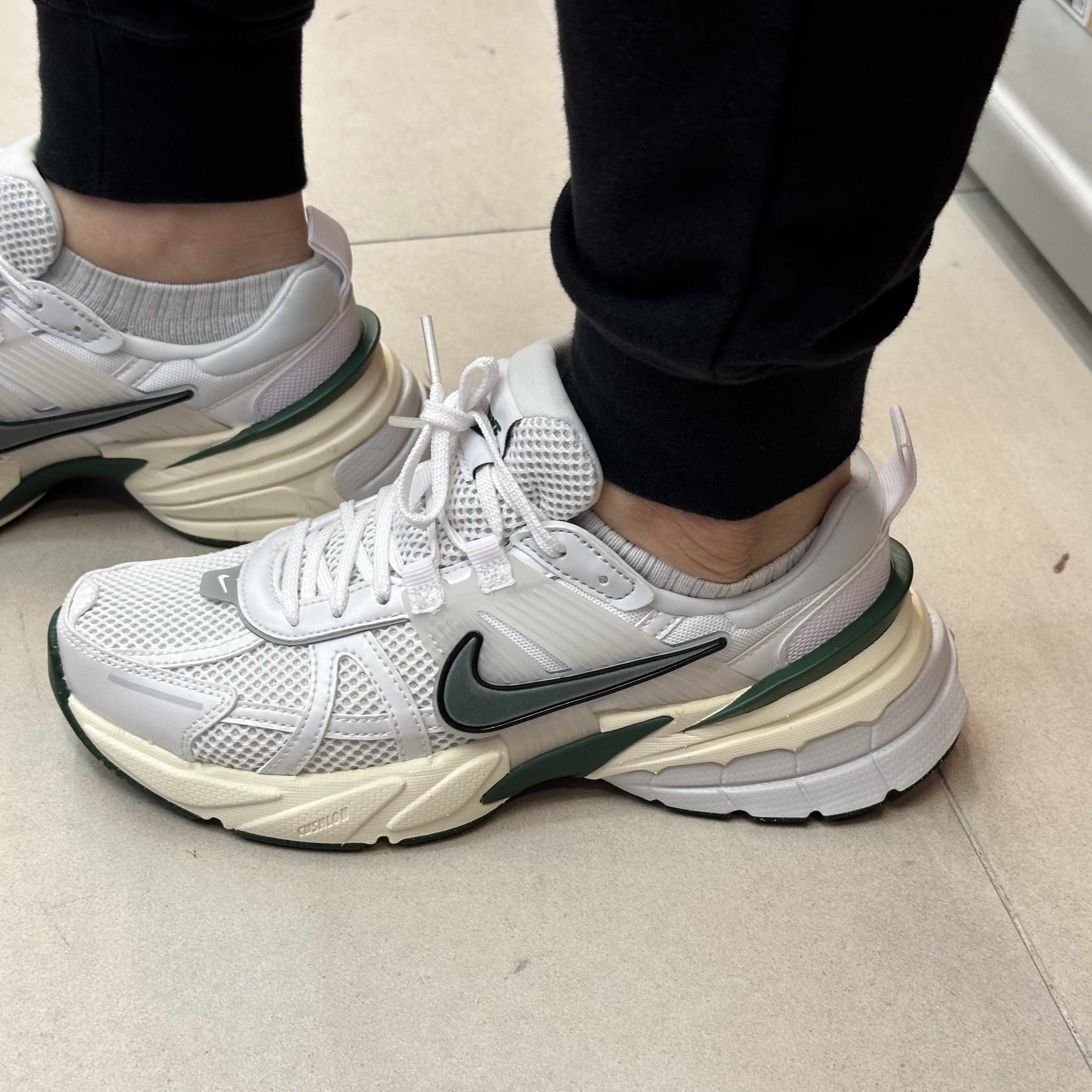 Nike V2K Run White Fir 착용 스타일 - 2
