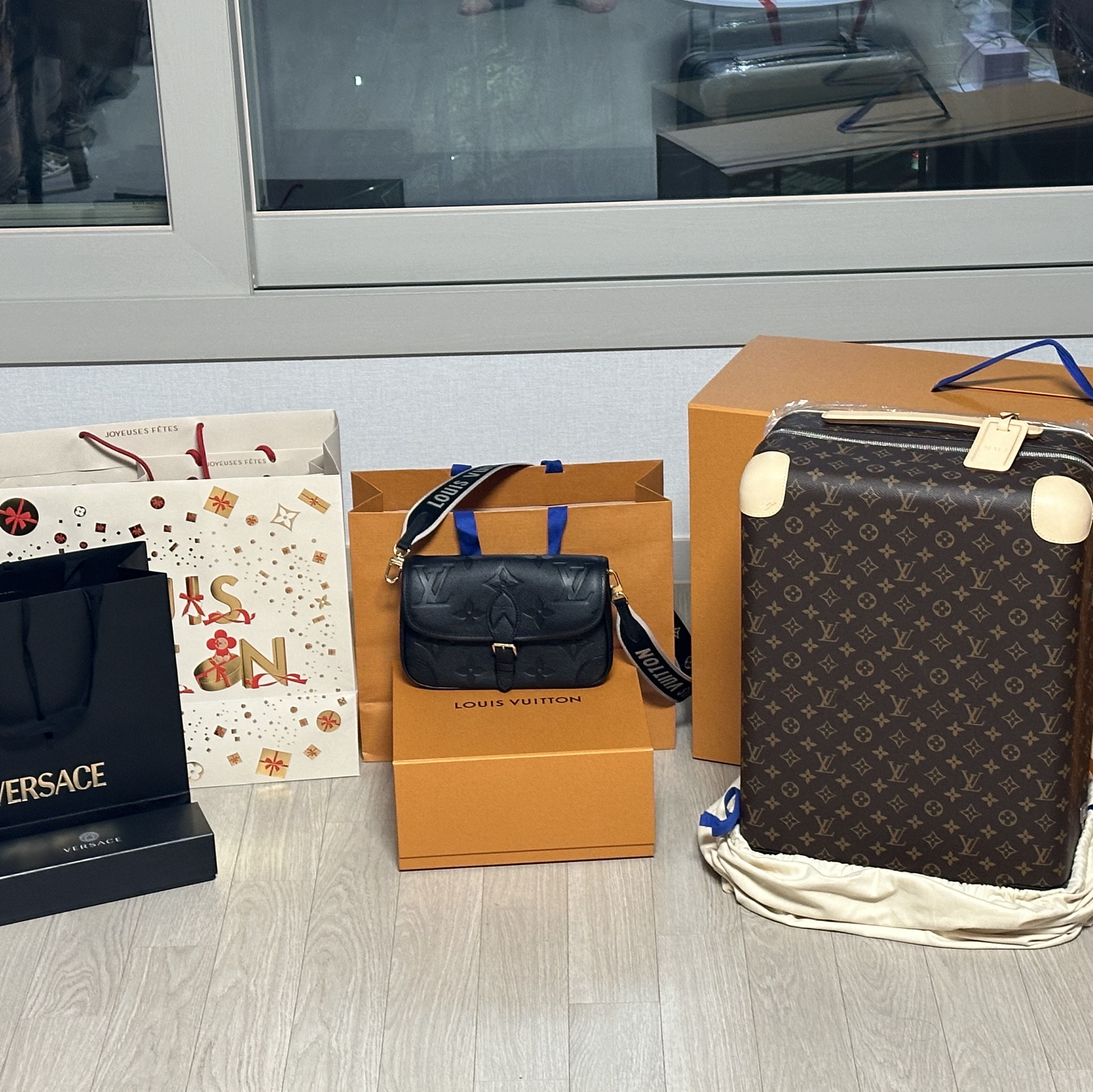 Louis Vuitton Diane Monogram Empreinte Black 착용 스타일