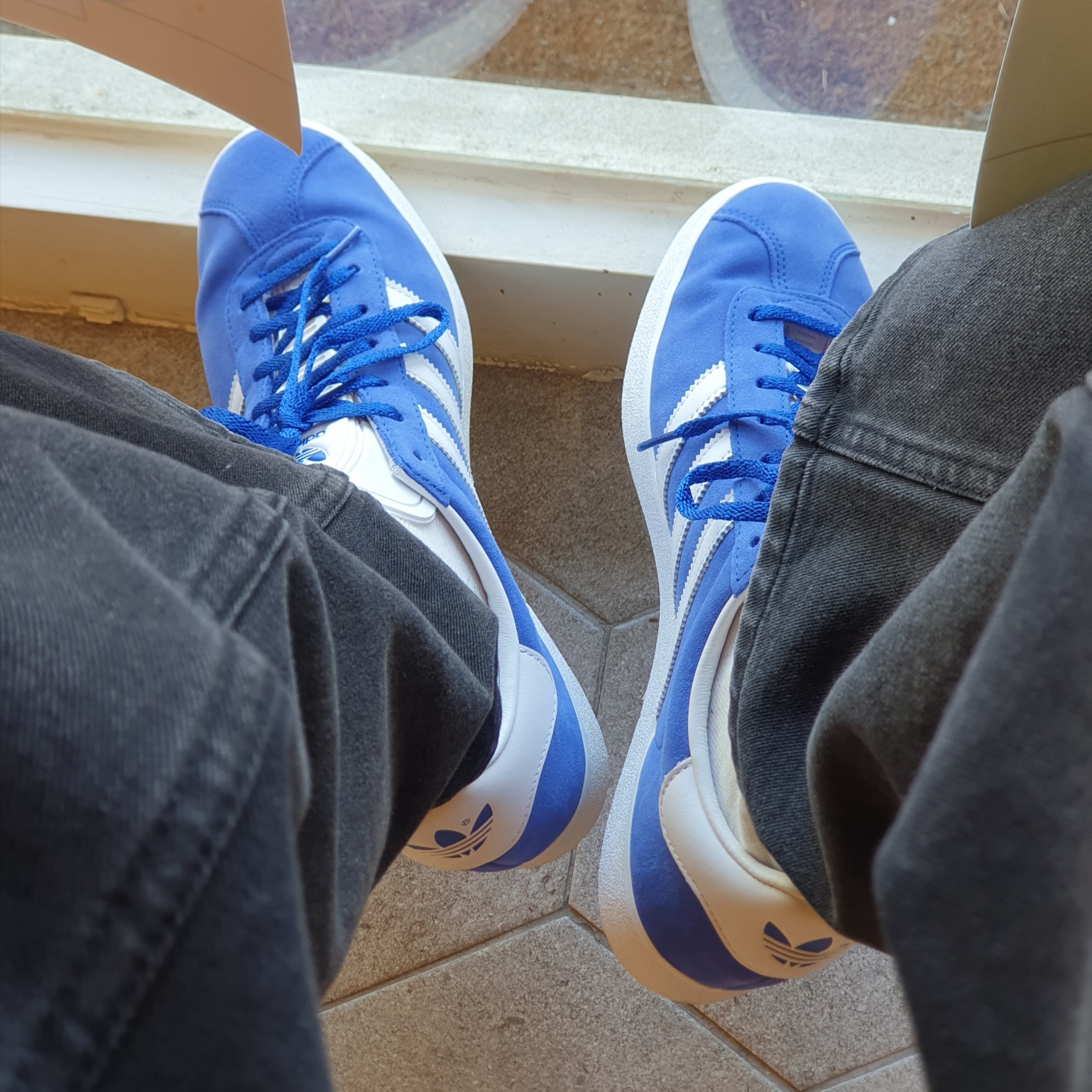 Adidas Gazelle 85 Royal Blue 착용 스타일 - 2