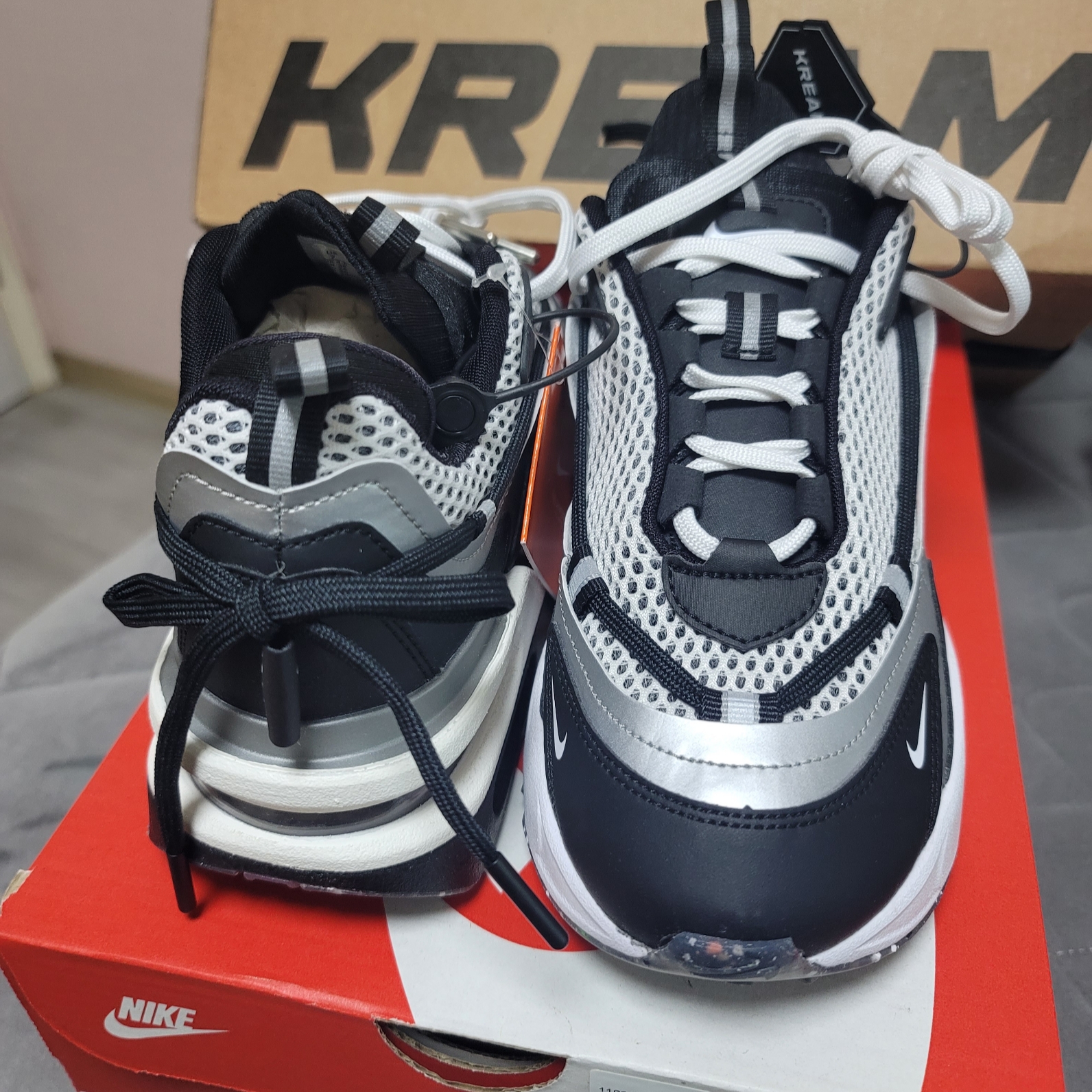 (W) Nike Air Max Furyosa Silver and Black 착용 스타일 - 2