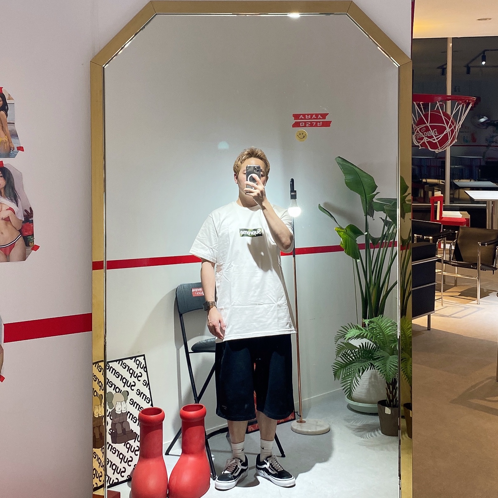 Supreme x MM6 Maison Margiela Box Logo T-Shirt White - 24SS, Vans Vault x Mastermind World Old Skool Bolt Black 착용 스타일 - 2