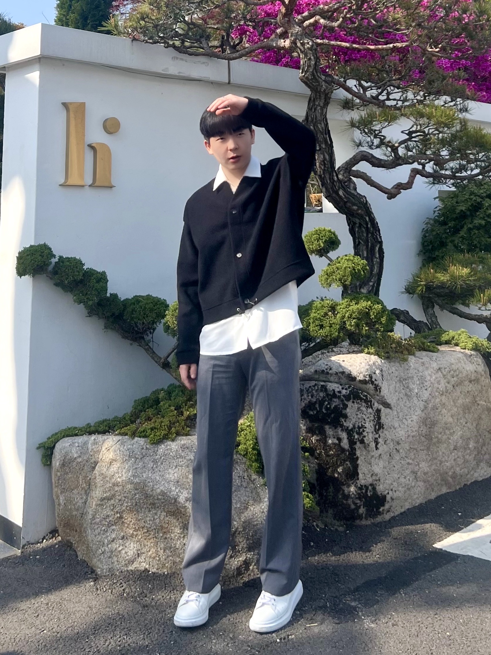 Alexander McQueen Oversized Sneakers White Black 착용 스타일 - 1