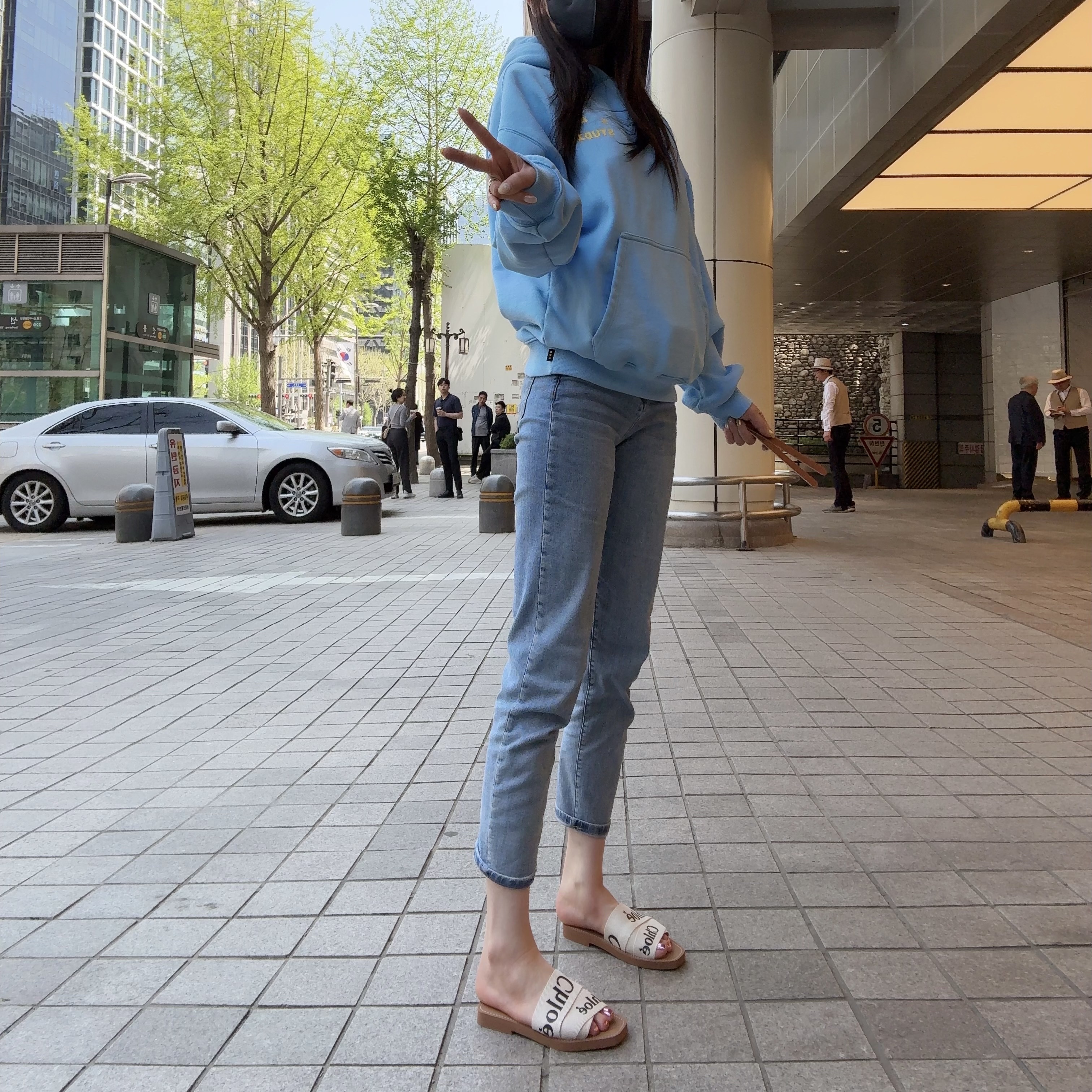 (W) Chloe Woody Flat Mule White, IAB Studio Hoodie Sky Blue Lemon 착용 스타일 - 2