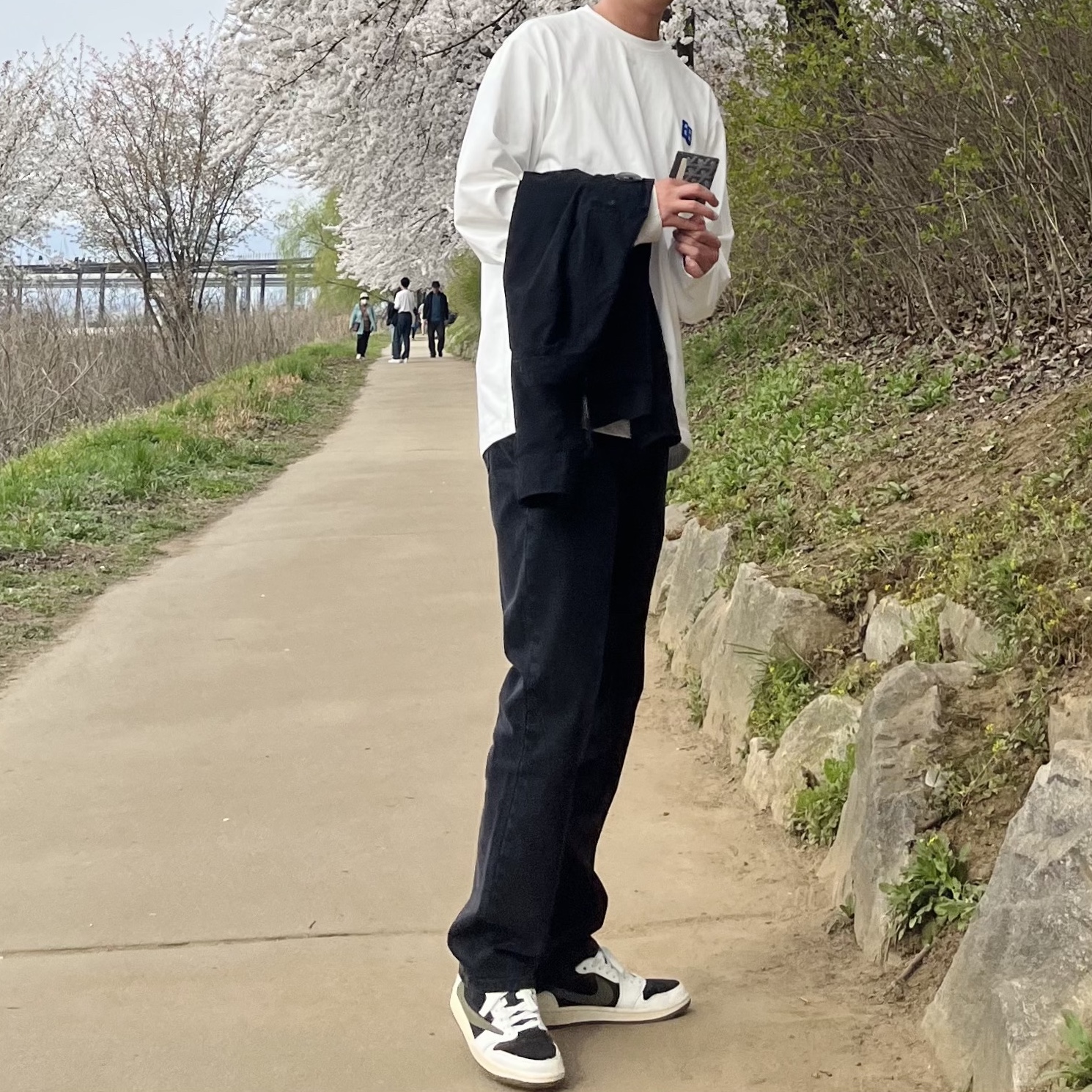 Ader Error Sig; TRS/BL Tag LS T-Shirt 01 Off White, C.P. Company Gabardine Zipped Shirt Black - 23FW 착용 스타일