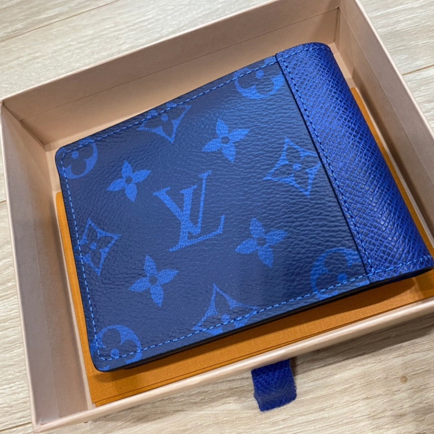 Louis Vuitton Multiple Wallet Navy Blue 착용 스타일