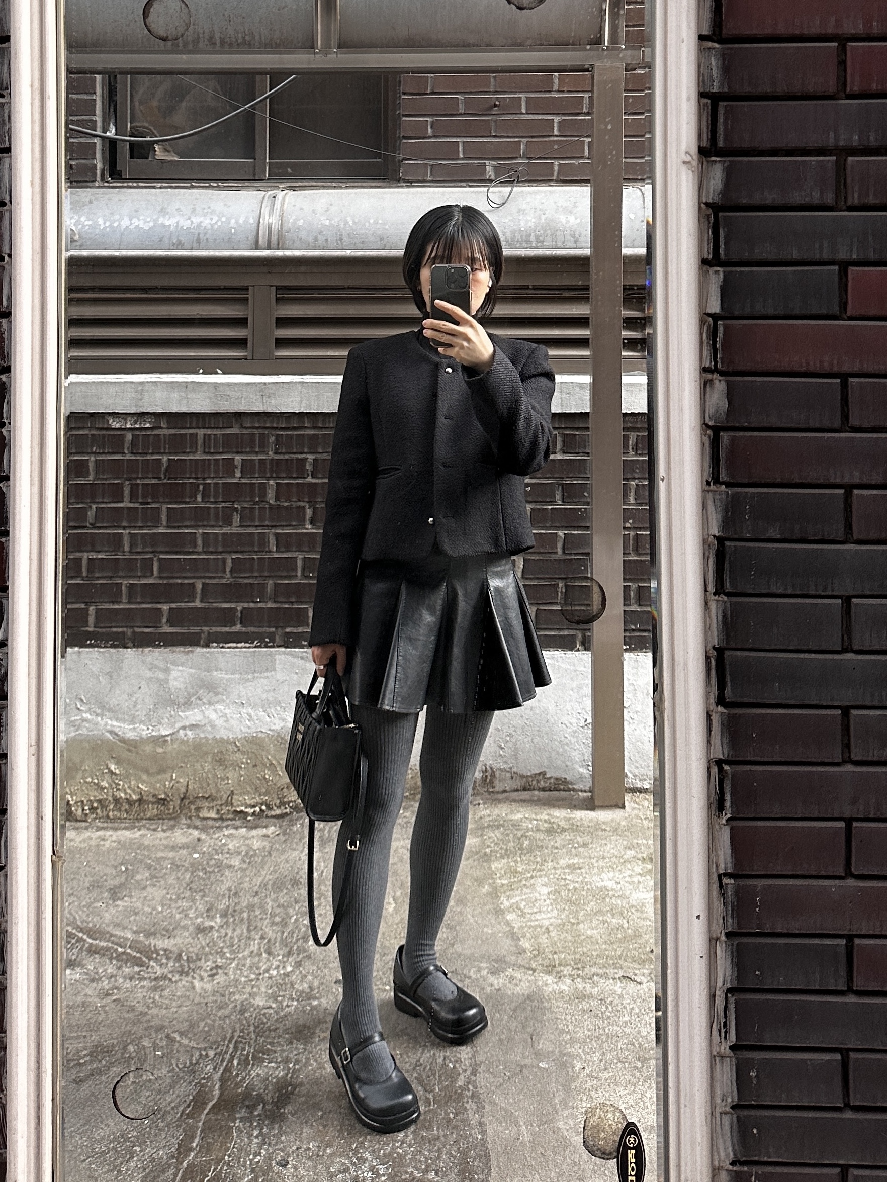 Miu Miu Matelasse Nappa Leather Tote Bag Black 착용 스타일