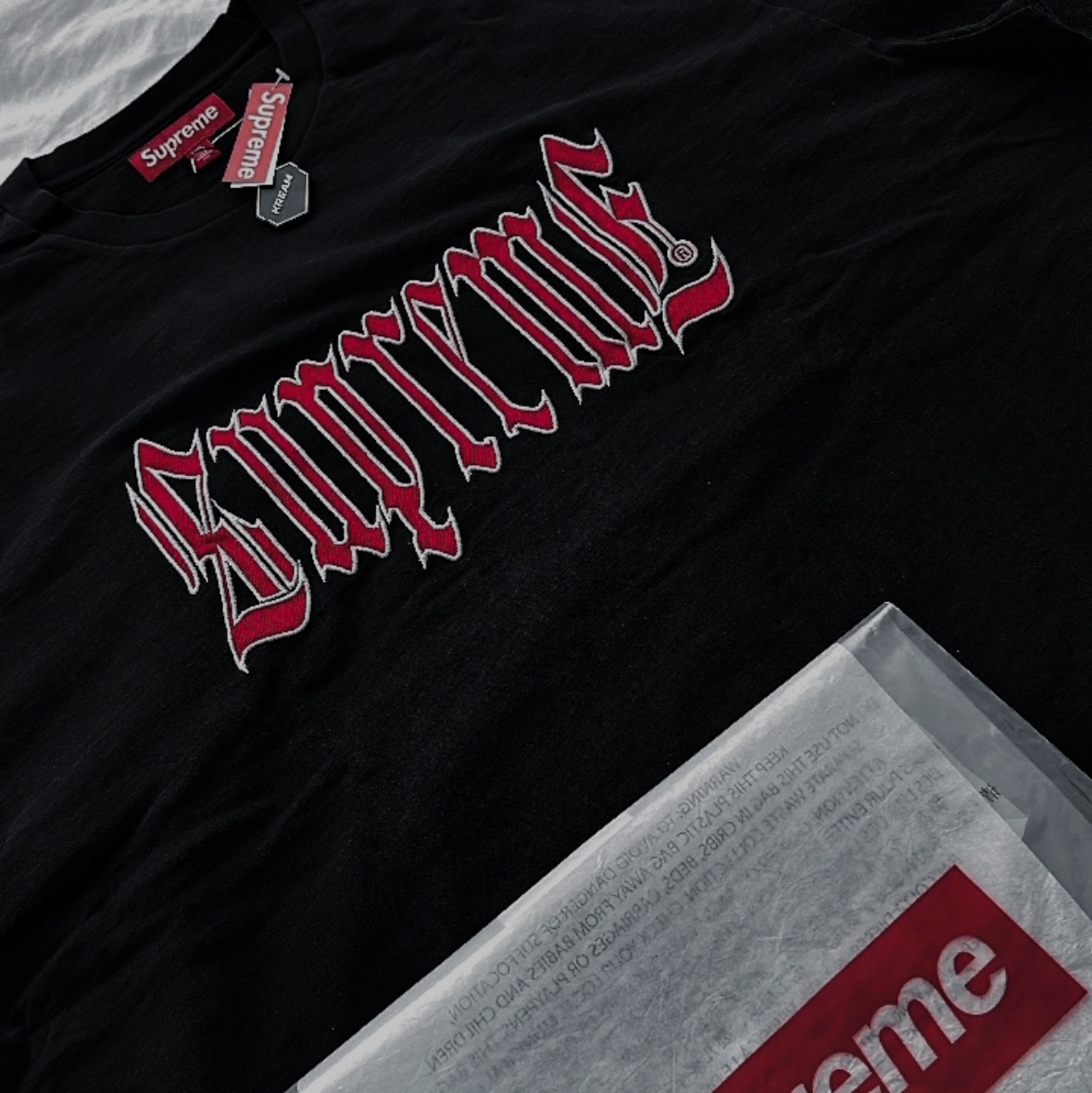 Supreme Old English S/S Top Black - 24SS 착용 스타일